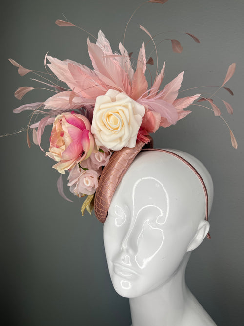 Altrosa Blumen Fascinator – Romantisches Derby & Oaks Kopfstück mit Federn