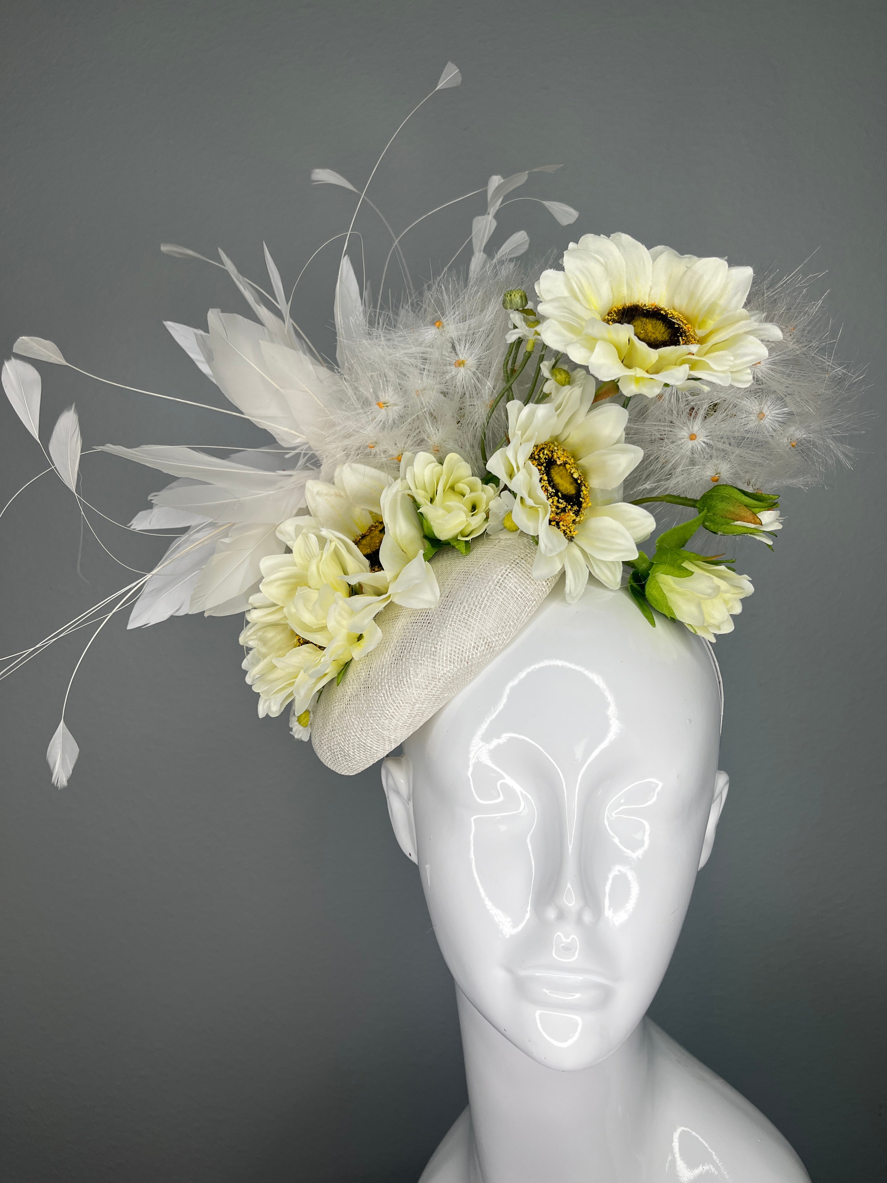 Elfenbein- und Creme-Floralfaszinator – Wildblumen-Derby-Hut mit Federverzierung – Elegantes Derby-Kopfstück
