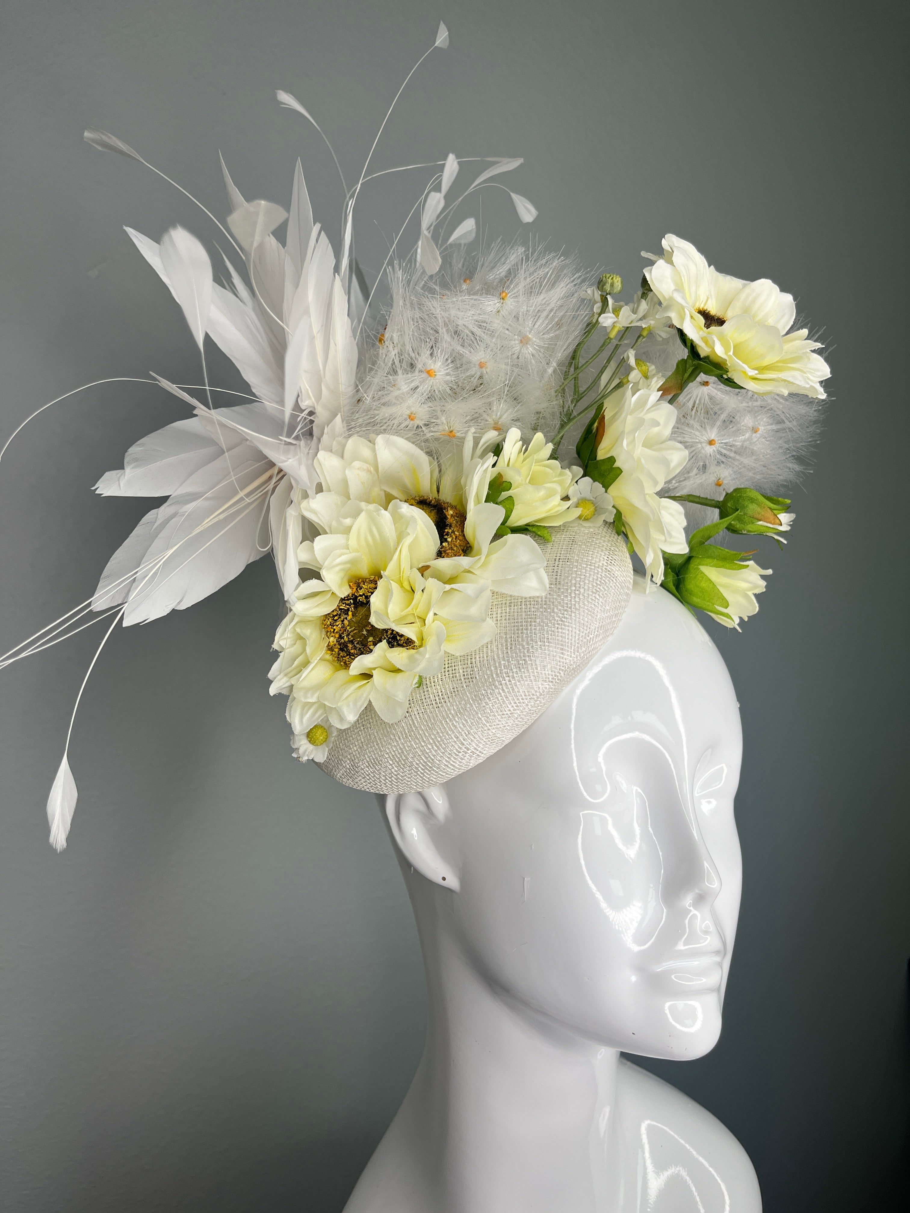 Elfenbein- und Creme-Floralfaszinator – Wildblumen-Derby-Hut mit Federverzierung – Elegantes Derby-Kopfstück