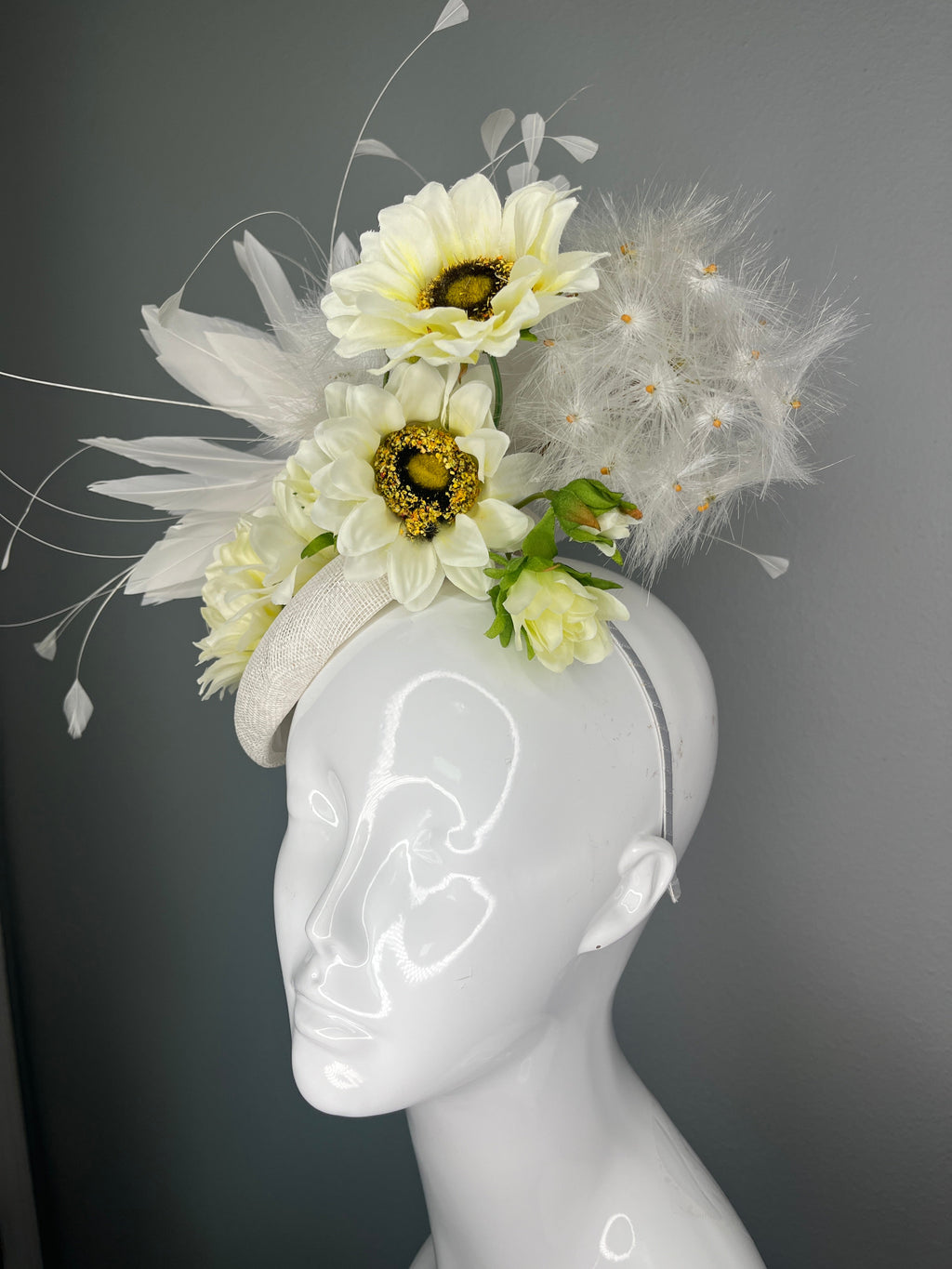 Elfenbein- und Creme-Floralfaszinator – Wildblumen-Derby-Hut mit Federverzierung – Elegantes Derby-Kopfstück