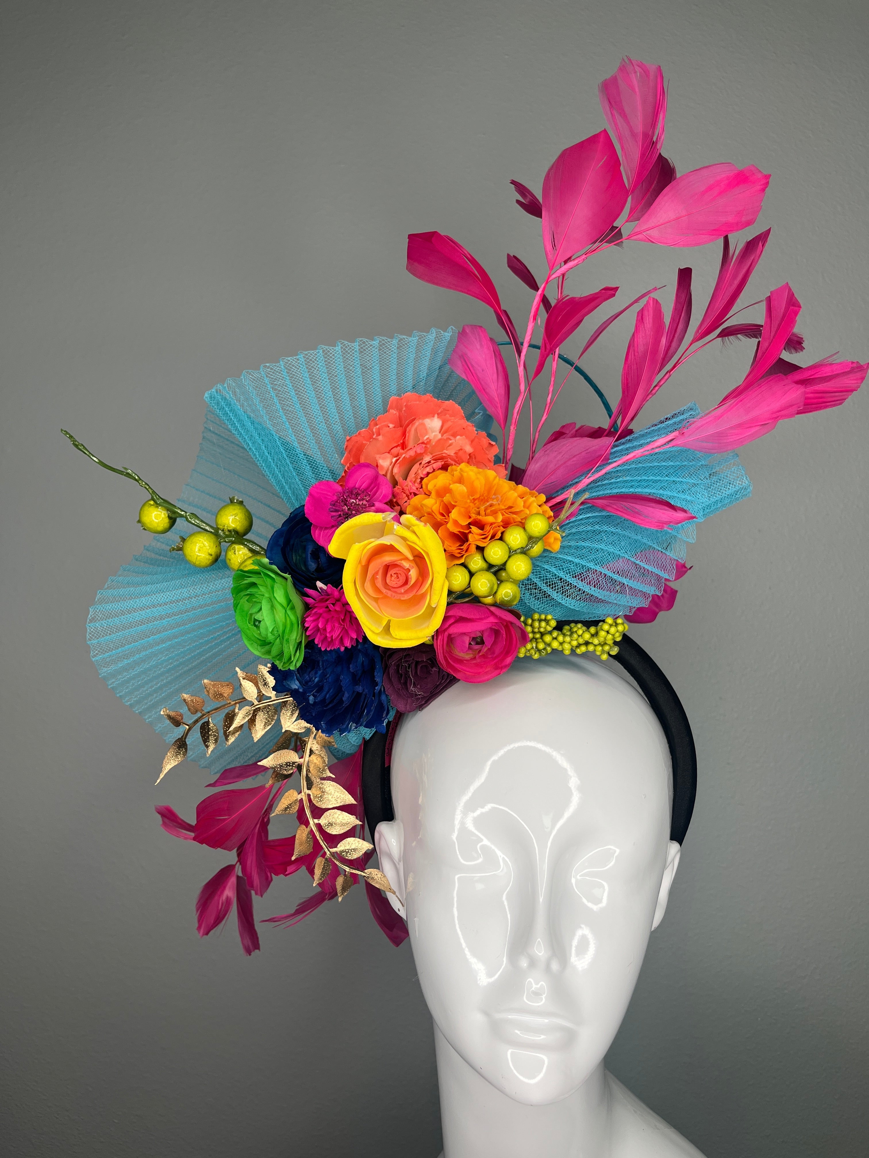 Vibrant Mehrfarbig Derby Fascinator – Leuchtrosa, Türkis & Blumen Statement-Kopfschmuck für den Renntag