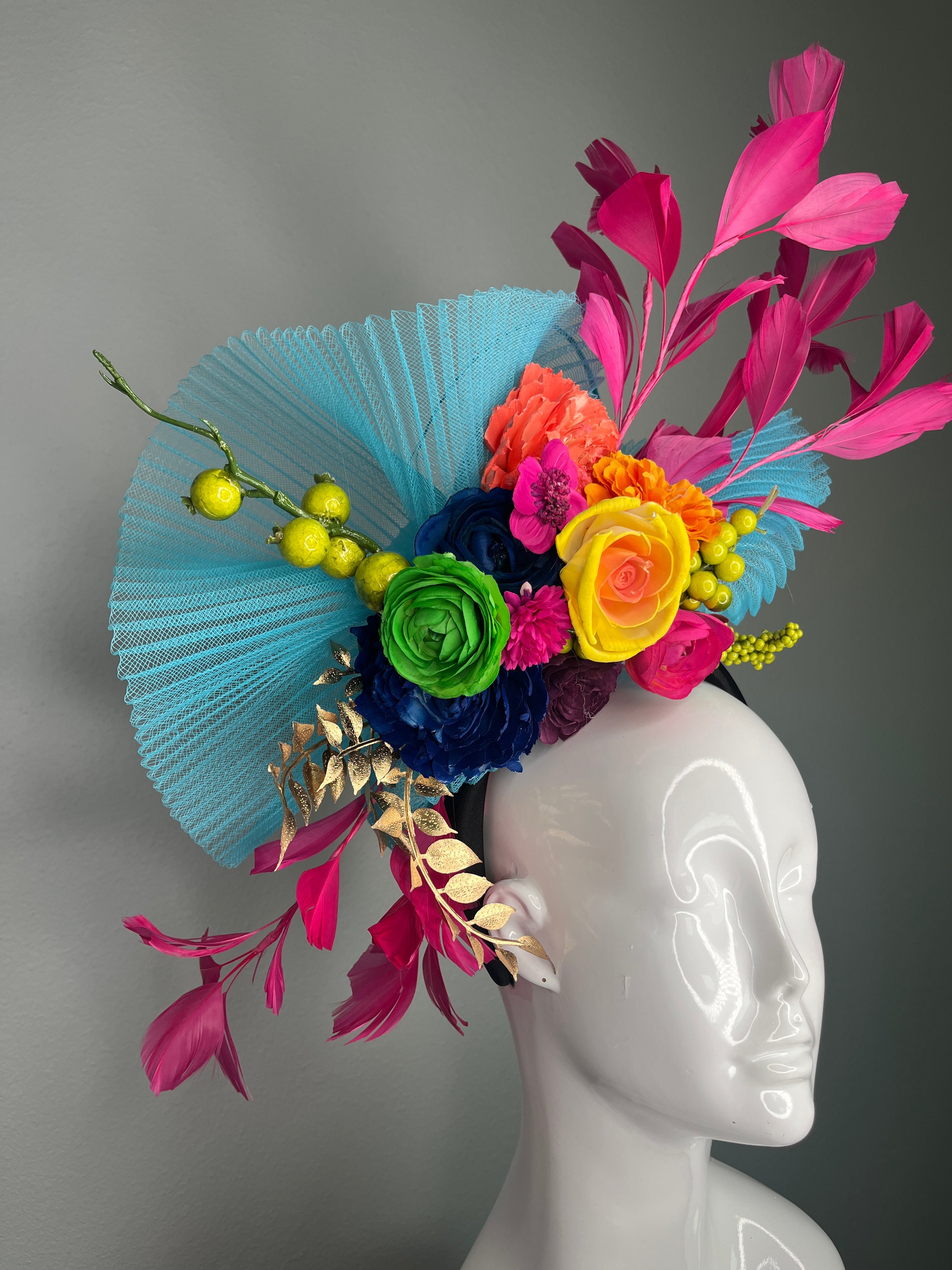 Vibrant Mehrfarbig Derby Fascinator – Leuchtrosa, Türkis & Blumen Statement-Kopfschmuck für den Renntag