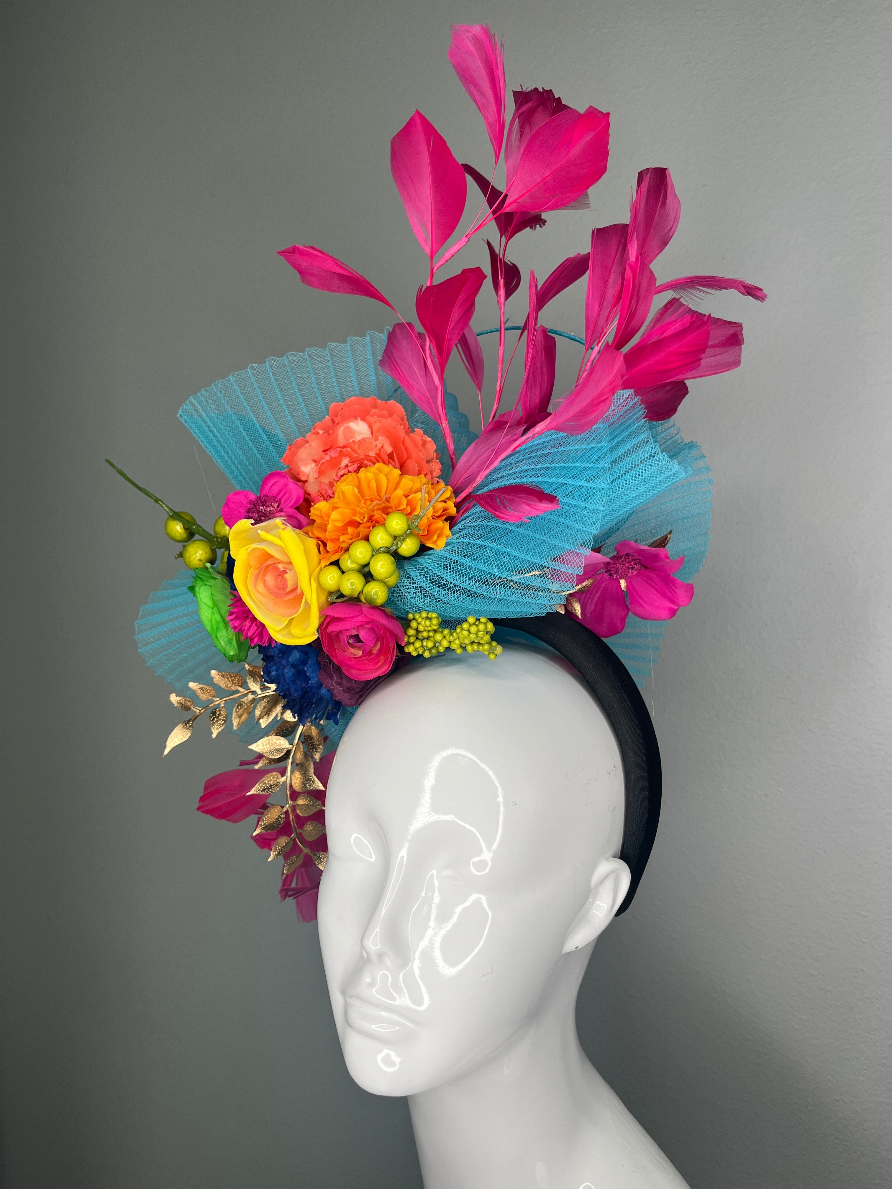 Vibrant Mehrfarbig Derby Fascinator – Leuchtrosa, Türkis & Blumen Statement-Kopfschmuck für den Renntag