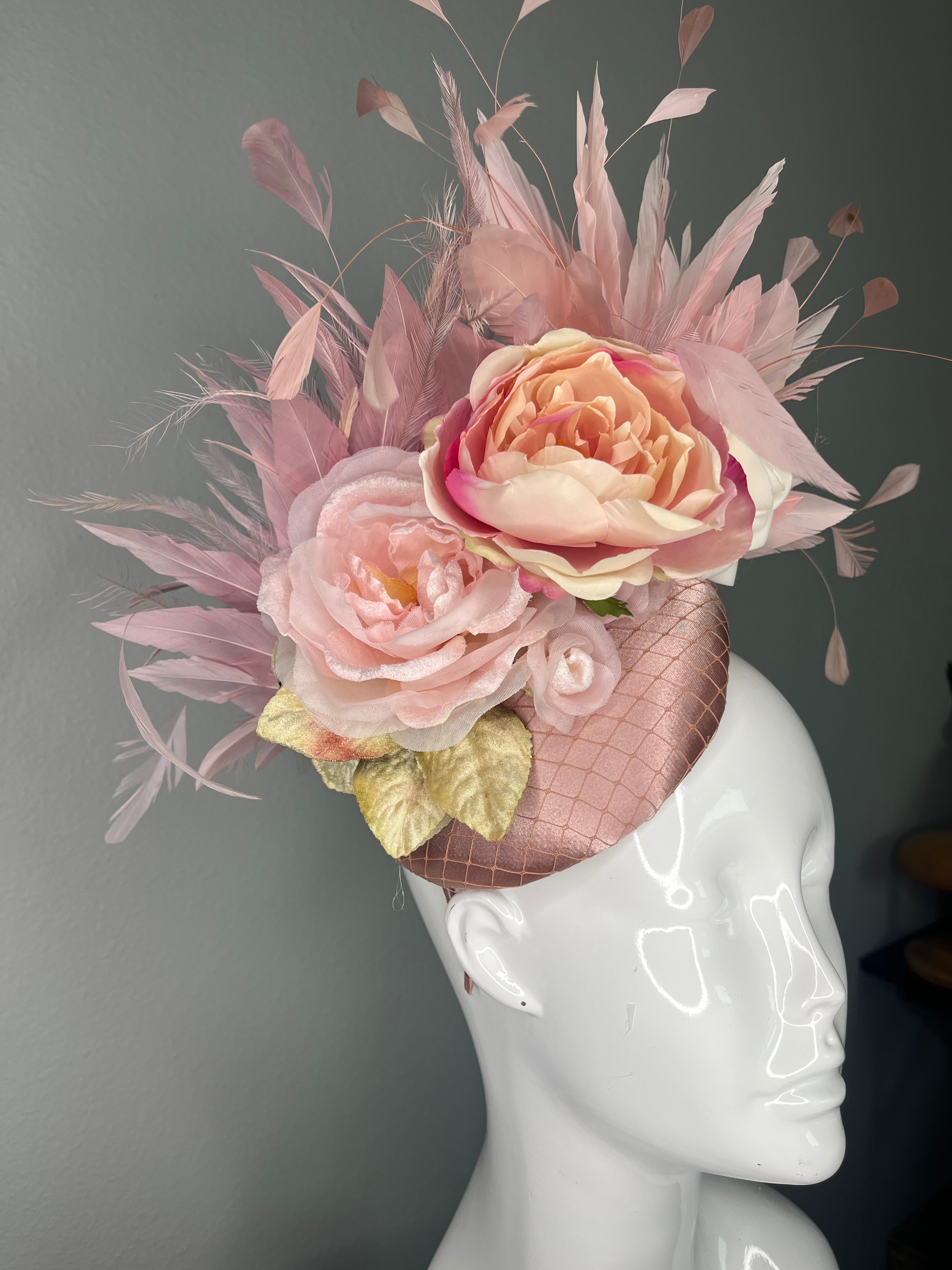 Altrosa Blumen Fascinator – Romantisches Derby & Oaks Kopfstück mit Federn