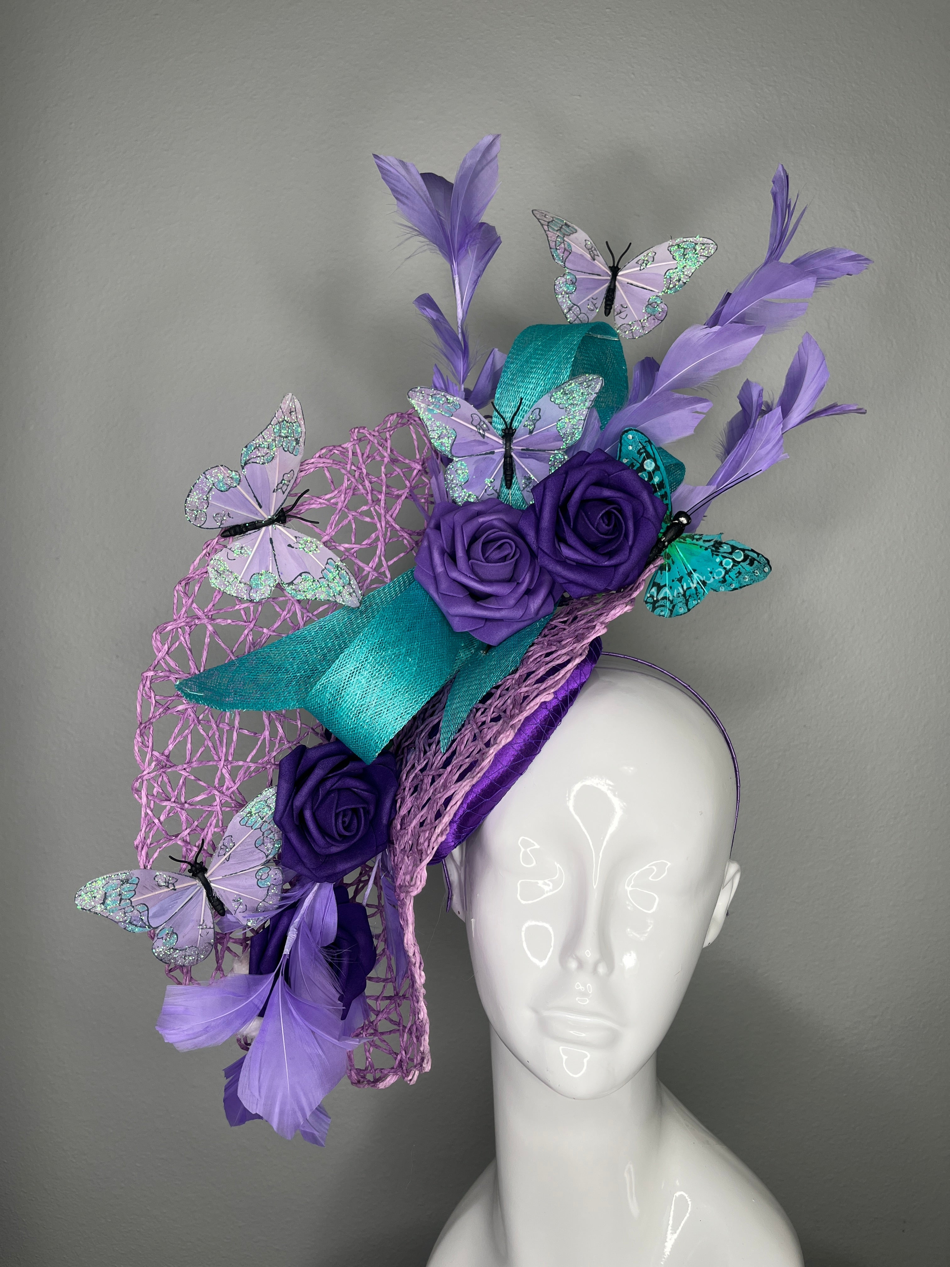 Blaugrün & Lavendel Schmetterling Couture-Fascinator – Purple Rose Statement-Kopfschmuck