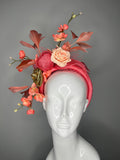Coral Blush Garden Fascinator – Gemeißeltes Sinamay-Kopfstück mit Pfirsichrose & Gold Accent