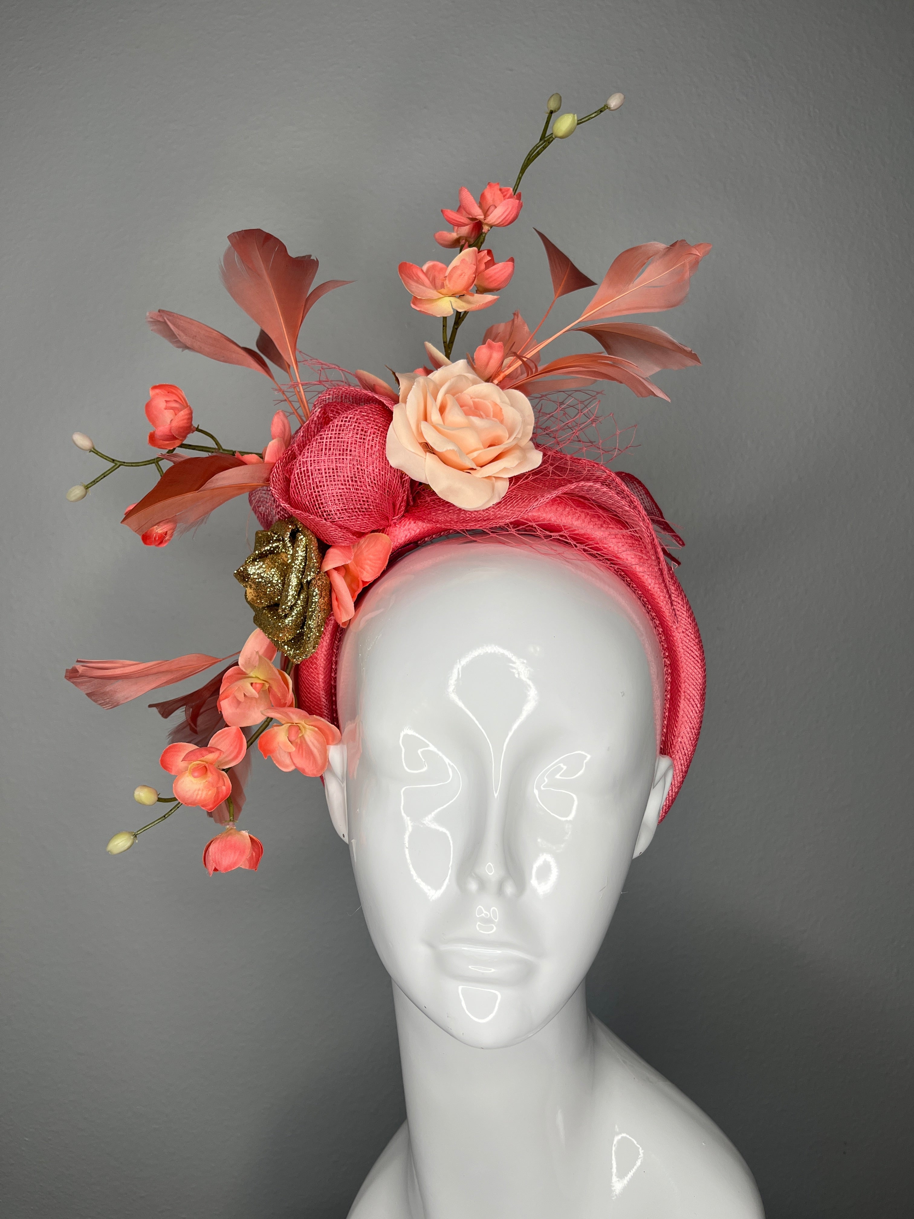 Coral Blush Garden Fascinator – Gemeißeltes Sinamay-Kopfstück mit Pfirsichrose & Gold Accent