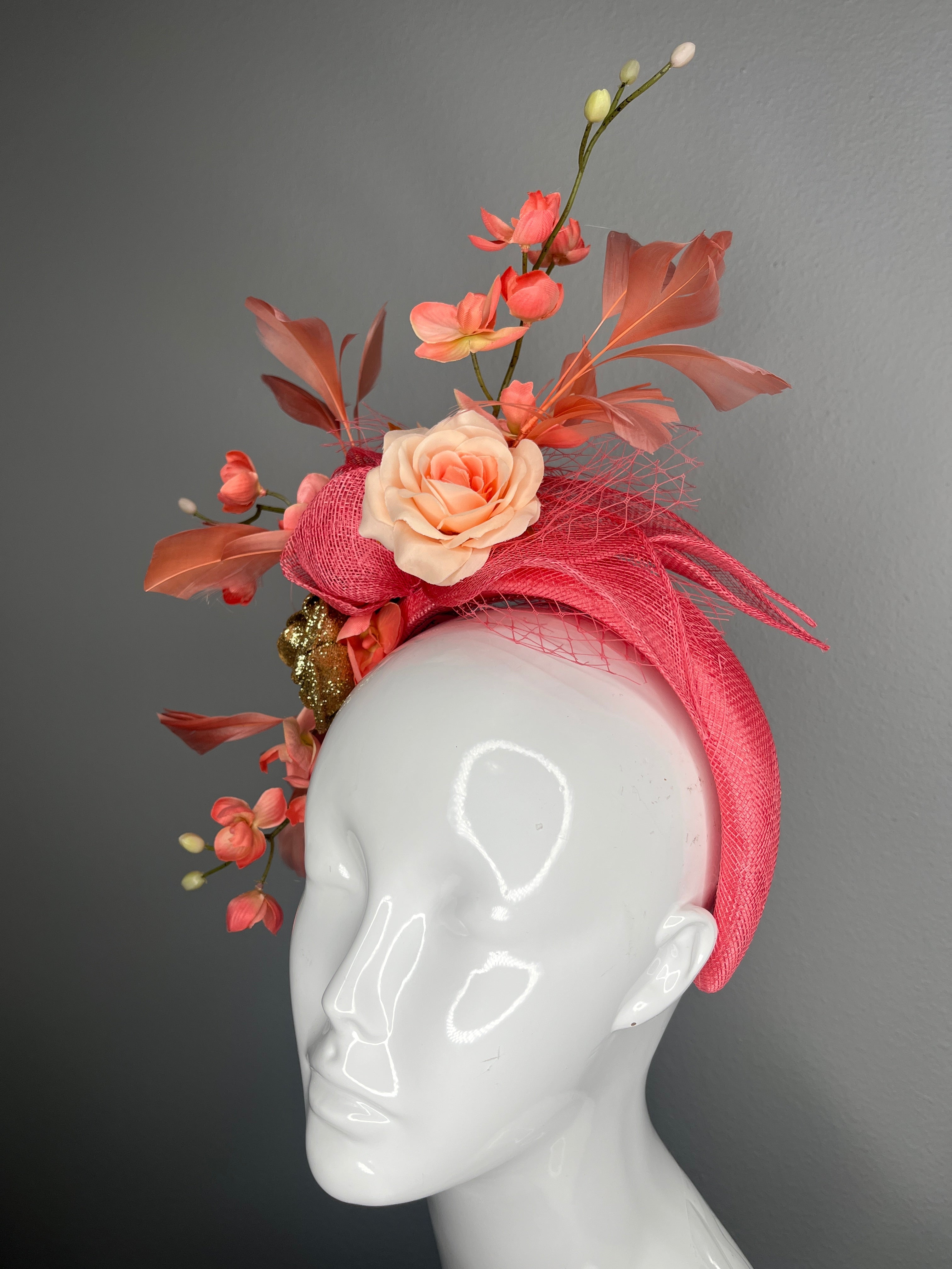Coral Blush Garden Fascinator – Gemeißeltes Sinamay-Kopfstück mit Pfirsichrose & Gold Accent