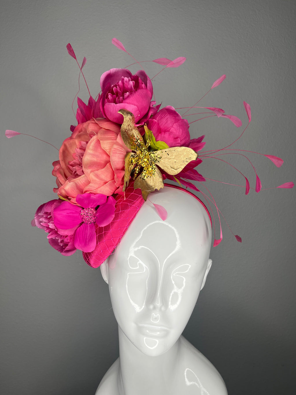 Fuchsia Garden Glam Fascinator – Luxuriös Pfingstrose & Gold Schmetterling Statement-Kopfschmuck