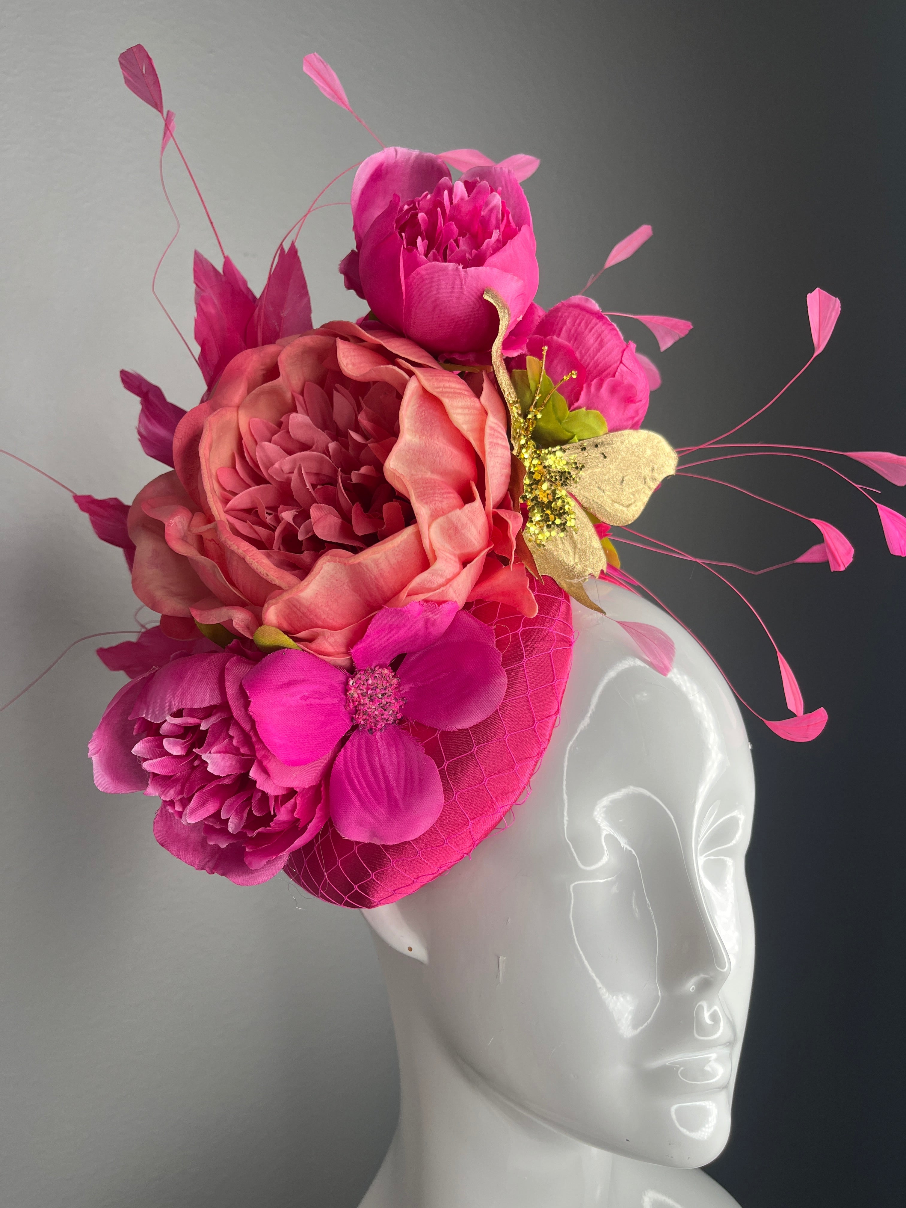Fuchsia Garden Glam Fascinator – Luxuriös Pfingstrose & Gold Schmetterling Statement-Kopfschmuck