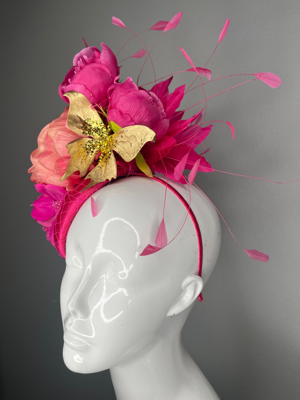Fuchsia Garden Glam Fascinator – Luxuriös Pfingstrose & Gold Schmetterling Statement-Kopfschmuck