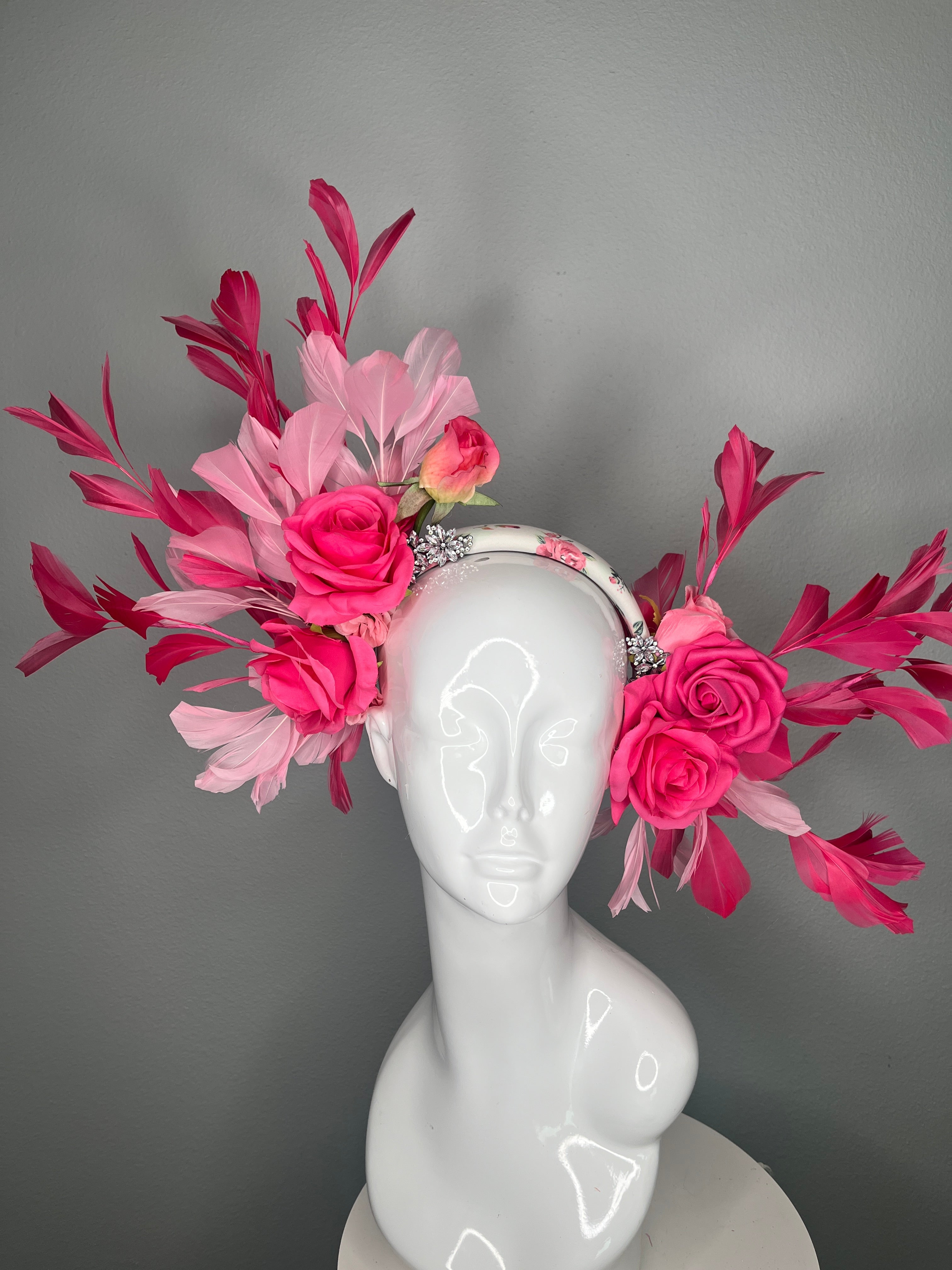 Leuchtrosa Rose Fascinator | Luxus-Statement Couture Kentucky Derby Kopfstück | Bold Blumen Race Day Hat