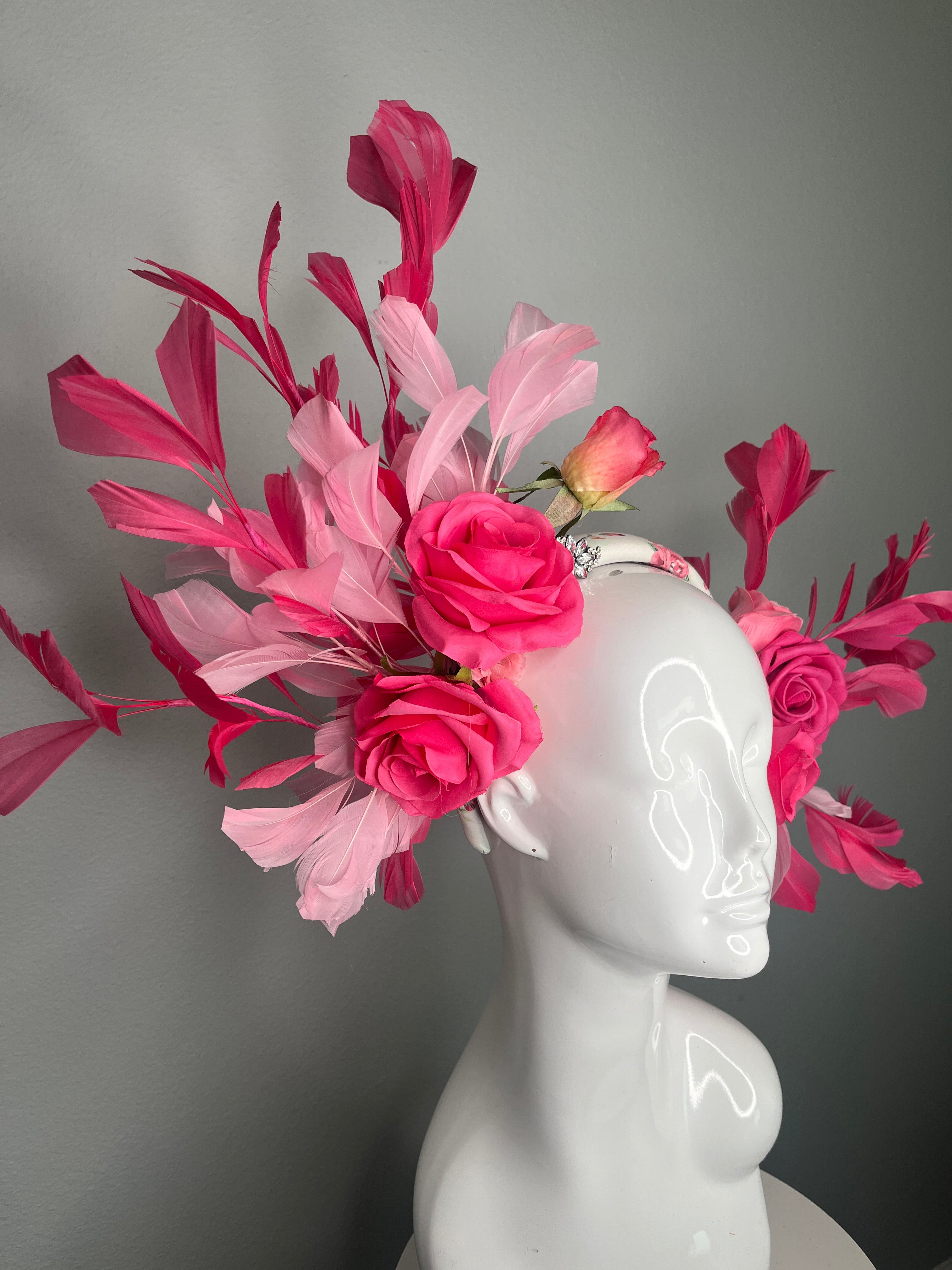 Leuchtrosa Rose Fascinator | Luxus-Statement Couture Kentucky Derby Kopfstück | Bold Blumen Race Day Hat
