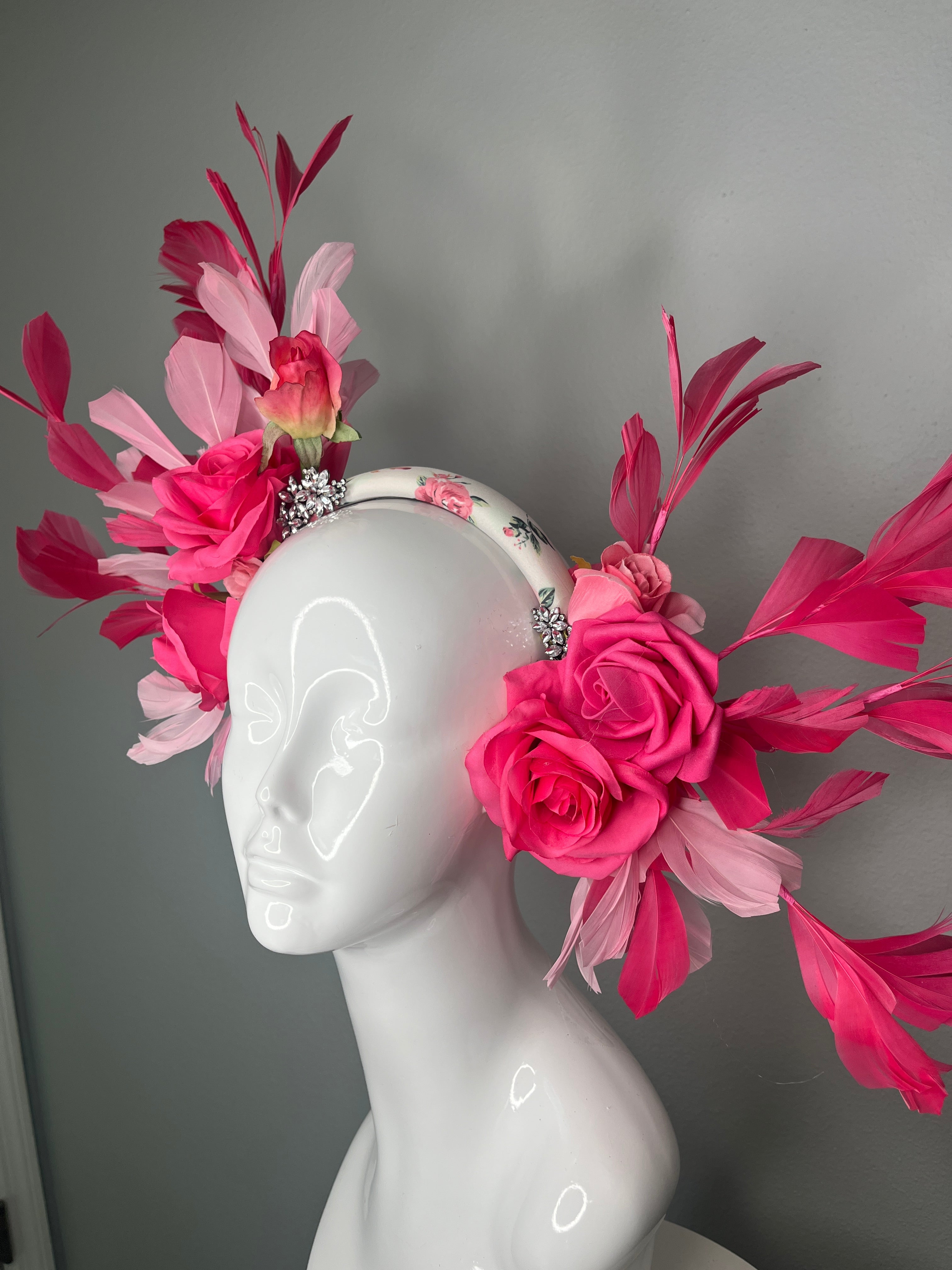 Leuchtrosa Rose Fascinator | Luxus-Statement Couture Kentucky Derby Kopfstück | Bold Blumen Race Day Hat