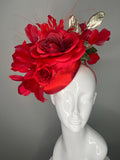 Crimson Romance Rose Fascinator – Auffälliger roter Derby-Hut mit Goldblätter Akzente