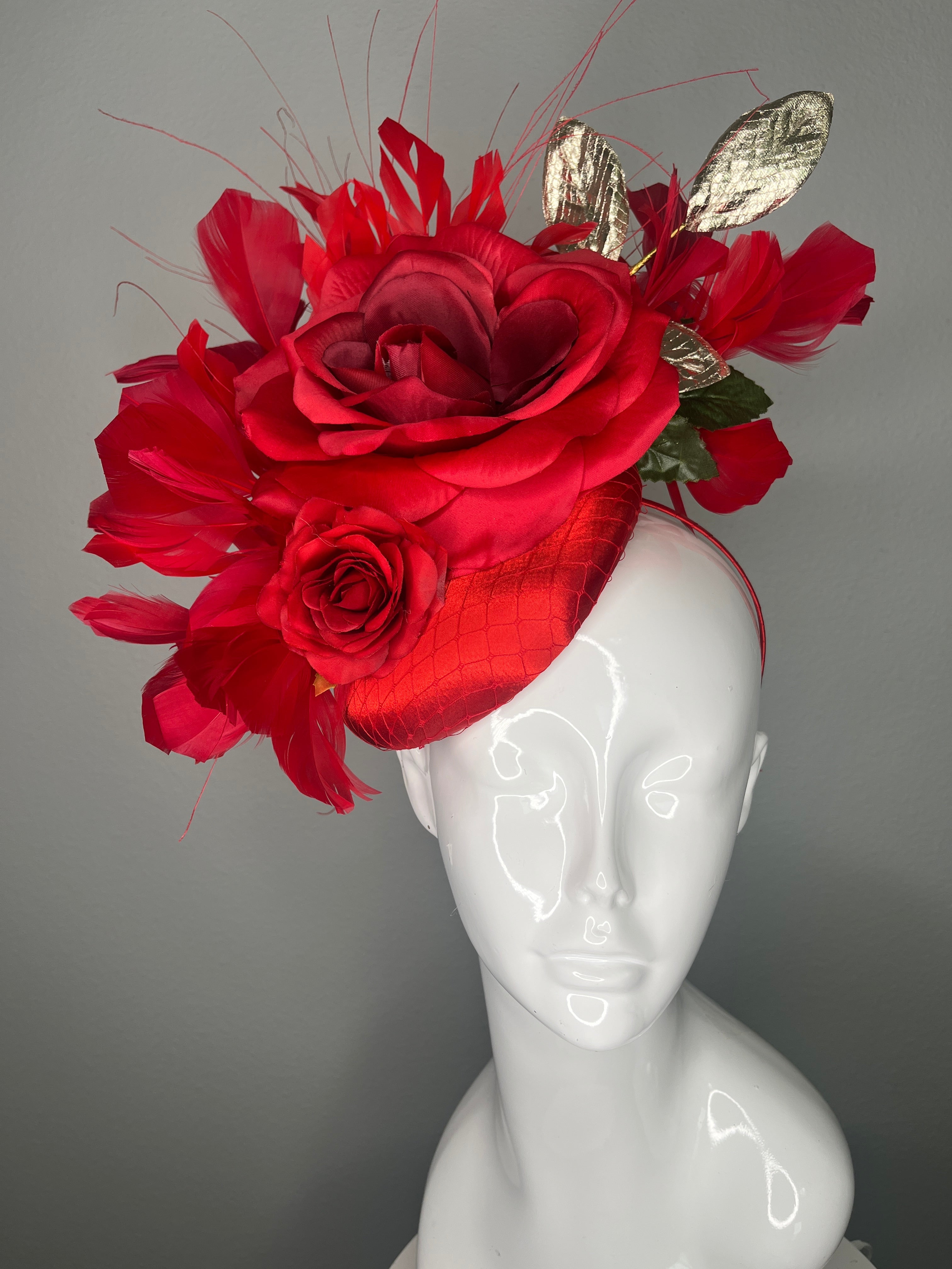 Crimson Romance Rose Fascinator – Auffälliger roter Derby-Hut mit Goldblätter Akzente