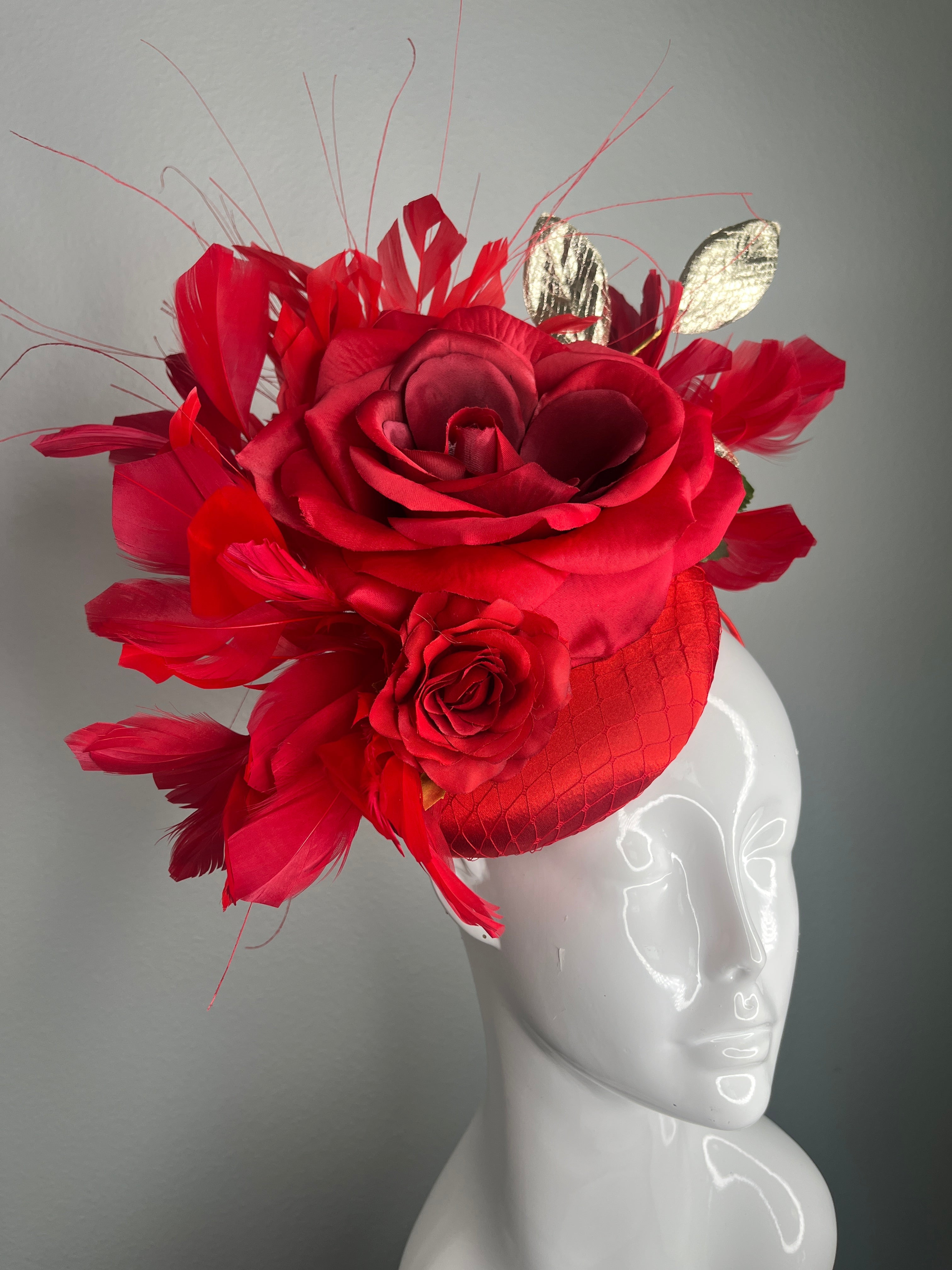 Crimson Romance Rose Fascinator – Auffälliger roter Derby-Hut mit Goldblätter Akzente