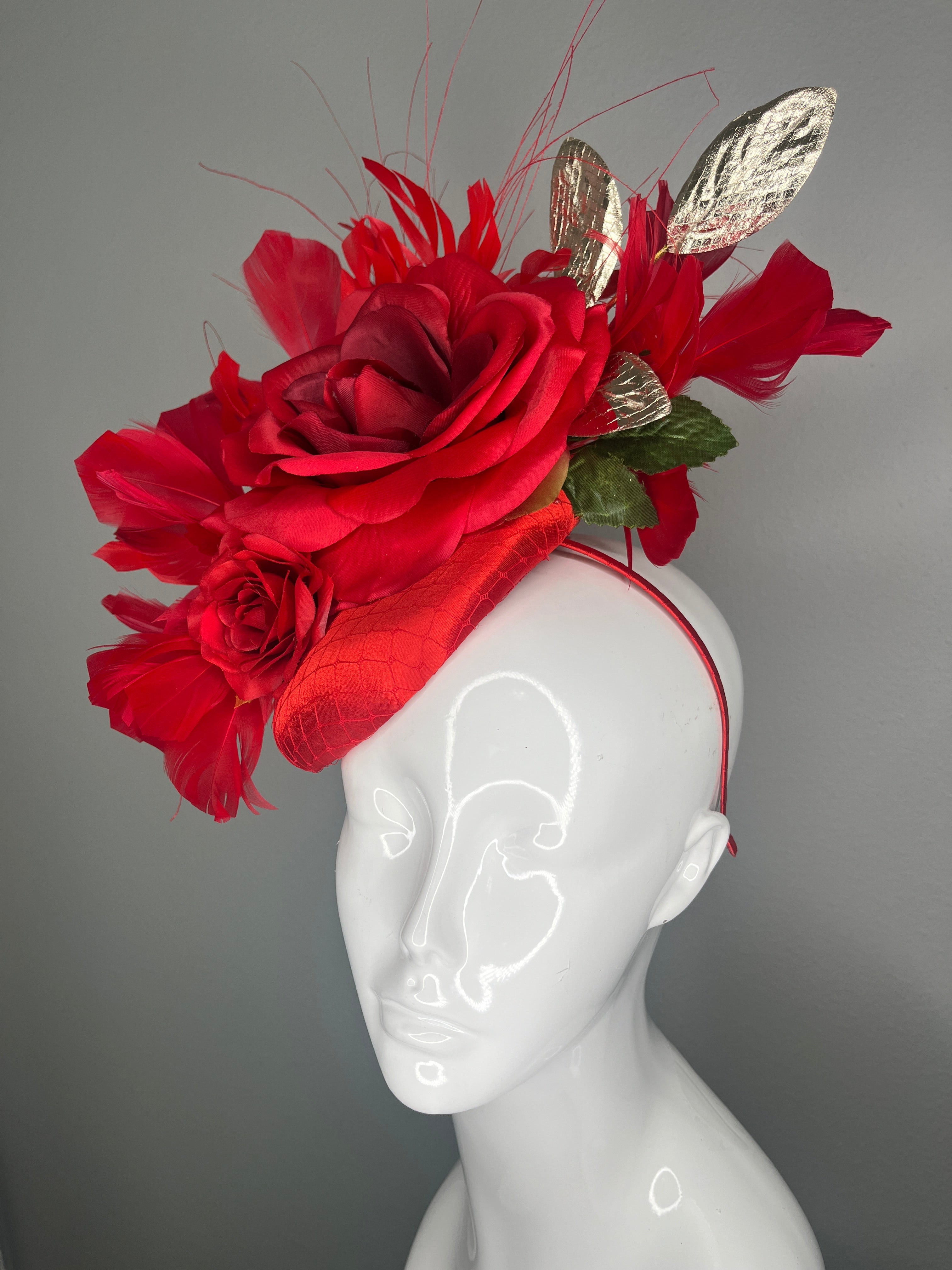 Crimson Romance Rose Fascinator – Auffälliger roter Derby-Hut mit Goldblätter Akzente