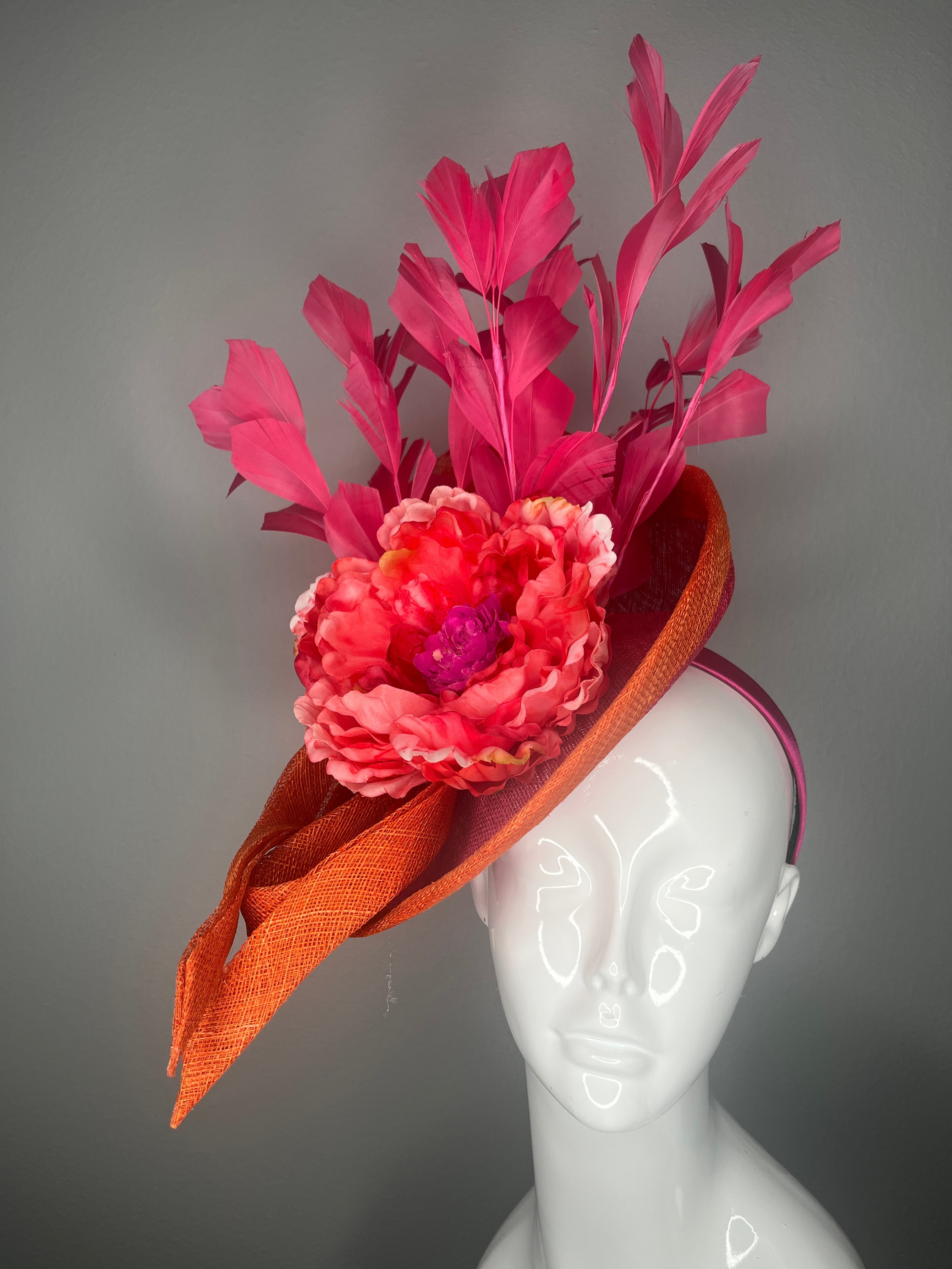 Coral und Fuchsia Blumen Fascinator mit gemeißelten Orange Sinamay und Statement Federn