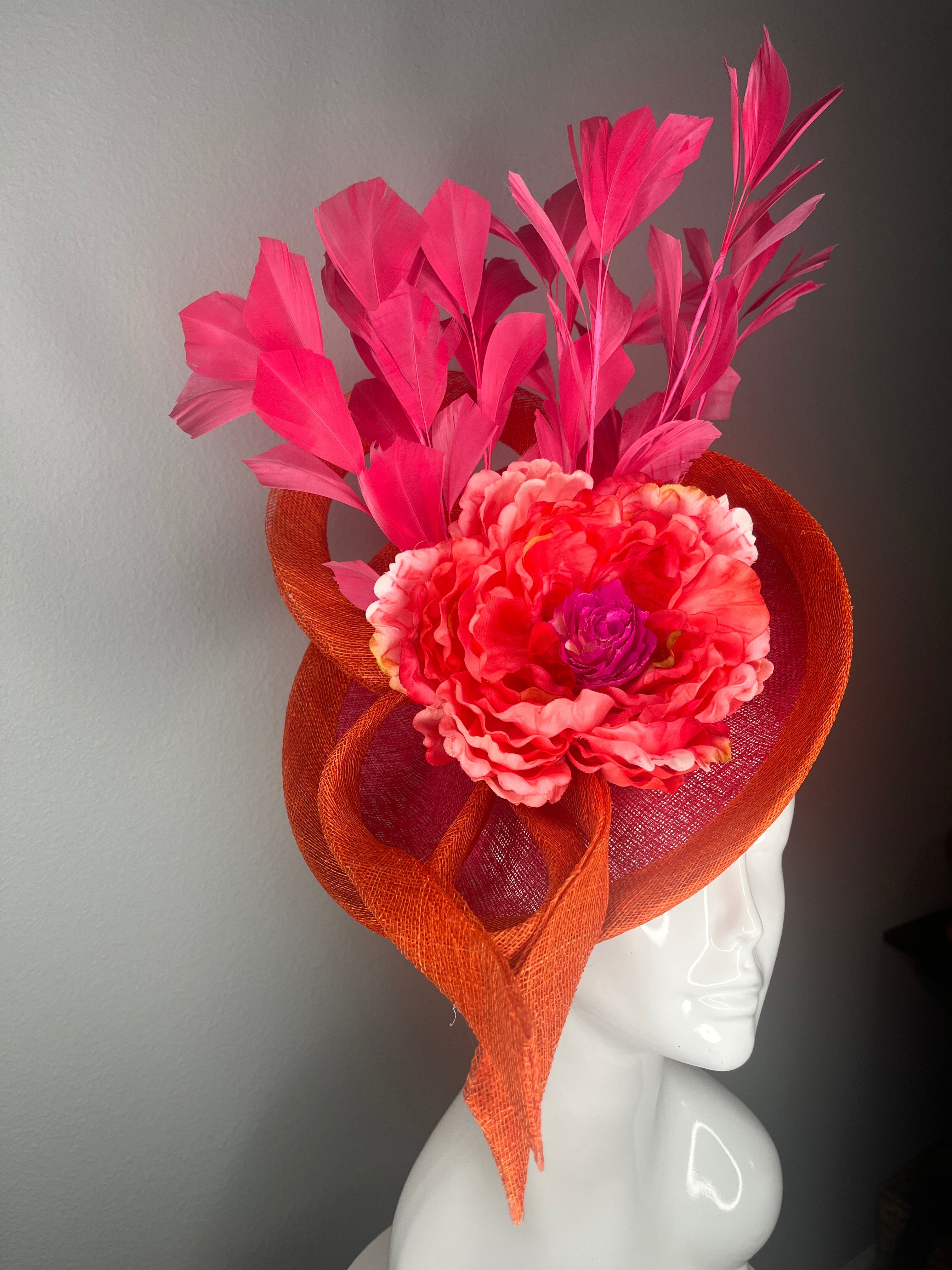 Coral und Fuchsia Blumen Fascinator mit gemeißelten Orange Sinamay und Statement Federn