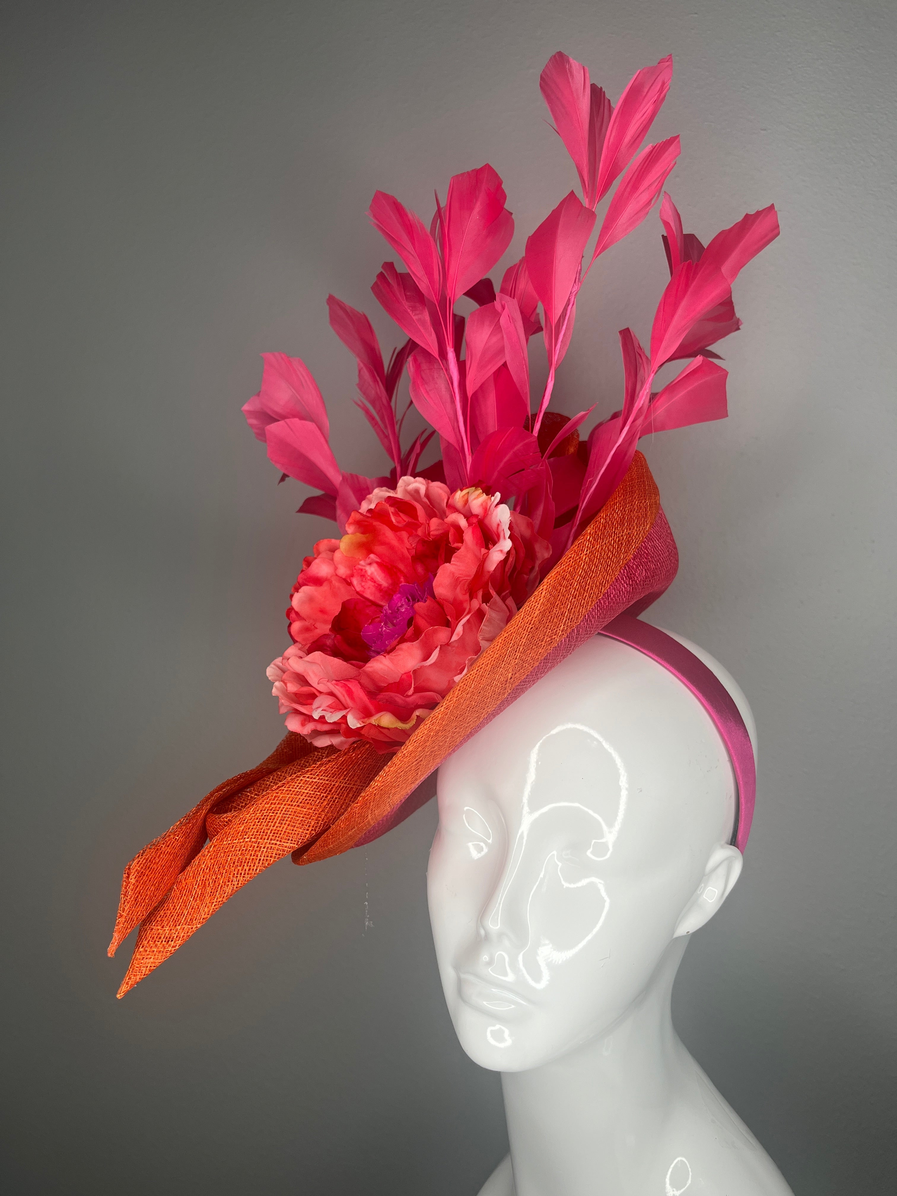 Coral und Fuchsia Blumen Fascinator mit gemeißelten Orange Sinamay und Statement Federn