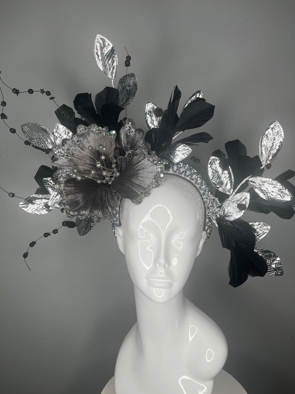 Schwarz und Silber Verschönertes Blumenkopfstück mit Kristallperlen und Metallic Leaf Akzente