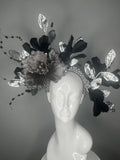 Schwarz und Silber Verschönertes Blumenkopfstück mit Kristallperlen und Metallic Leaf Akzente