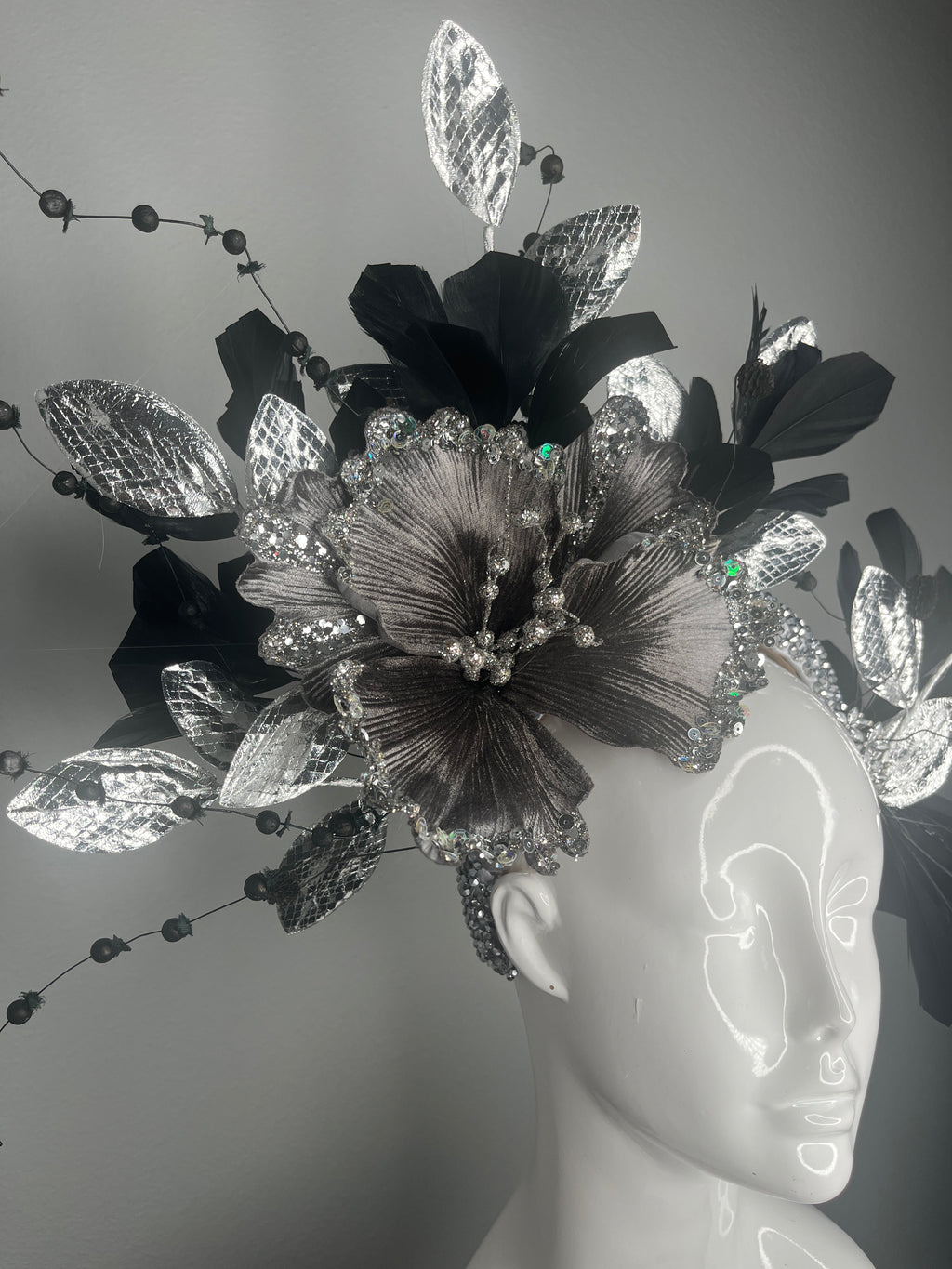 Schwarz und Silber Verschönertes Blumenkopfstück mit Kristallperlen und Metallic Leaf Akzente