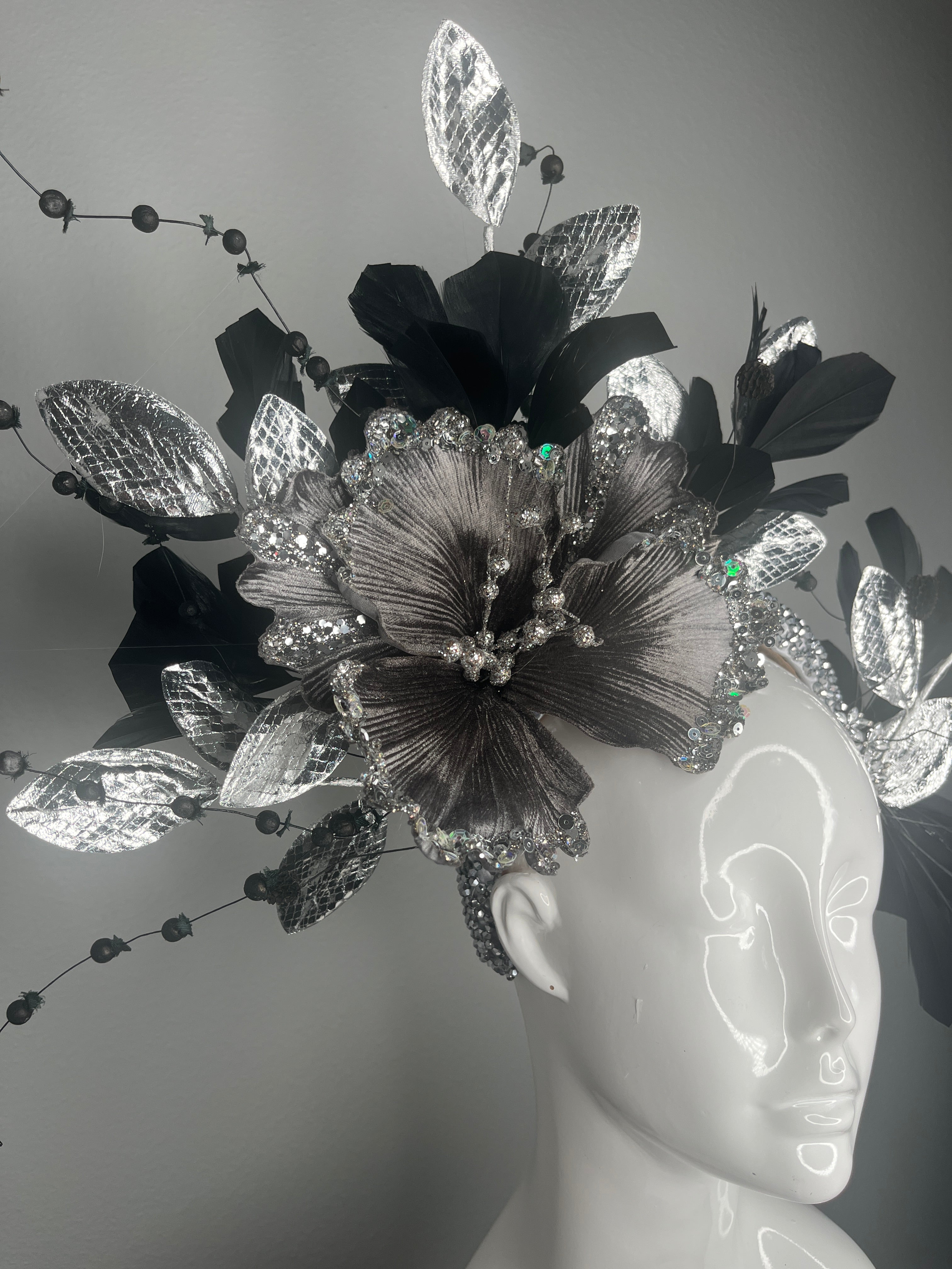 Schwarz und Silber Verschönertes Blumenkopfstück mit Kristallperlen und Metallic Leaf Akzente