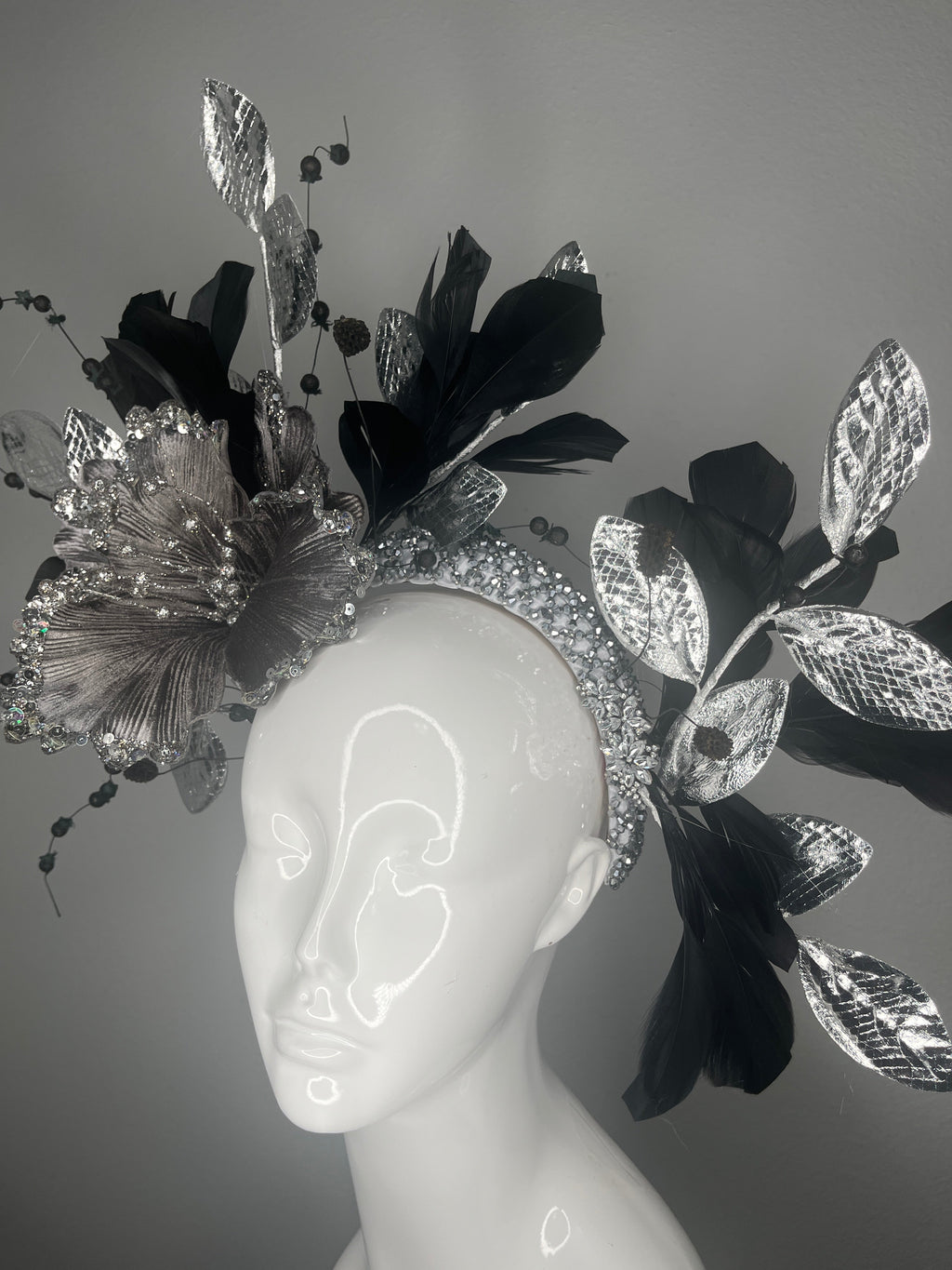 Schwarz und Silber Verschönertes Blumenkopfstück mit Kristallperlen und Metallic Leaf Akzente