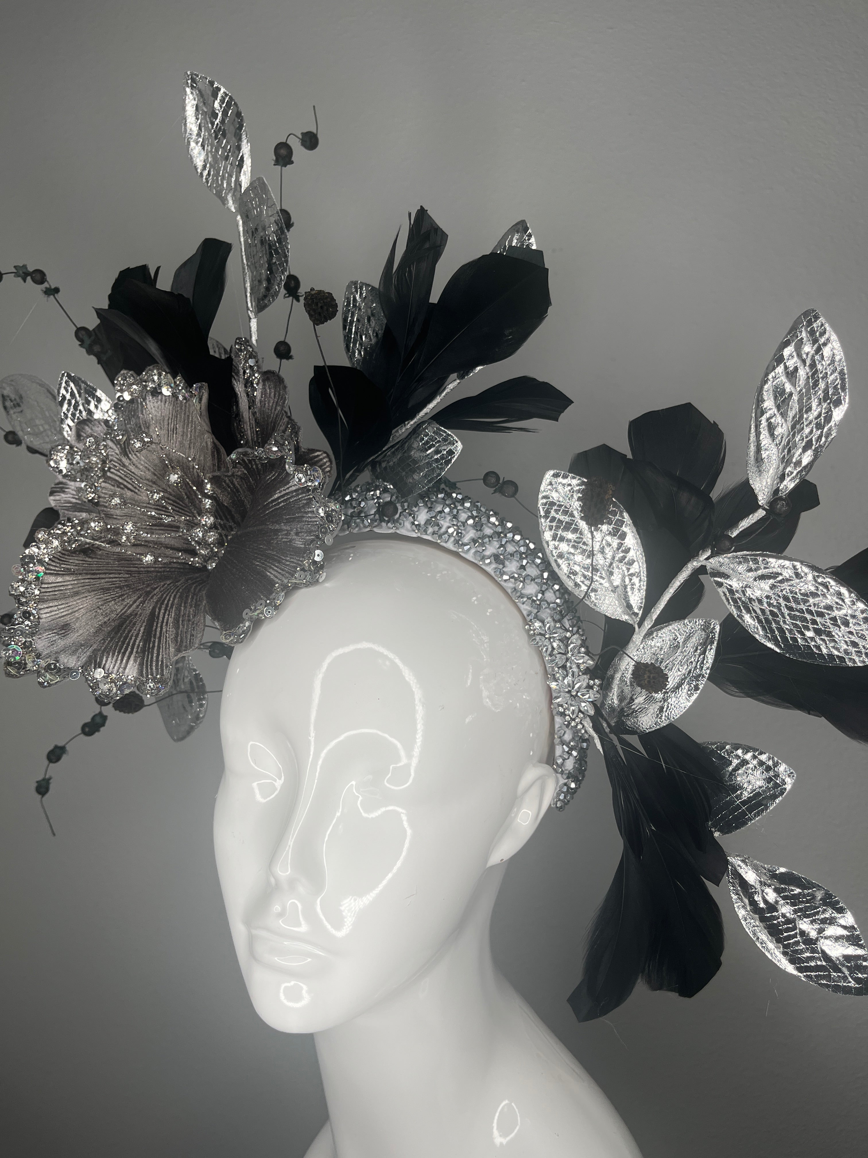 Schwarz und Silber Verschönertes Blumenkopfstück mit Kristallperlen und Metallic Leaf Akzente