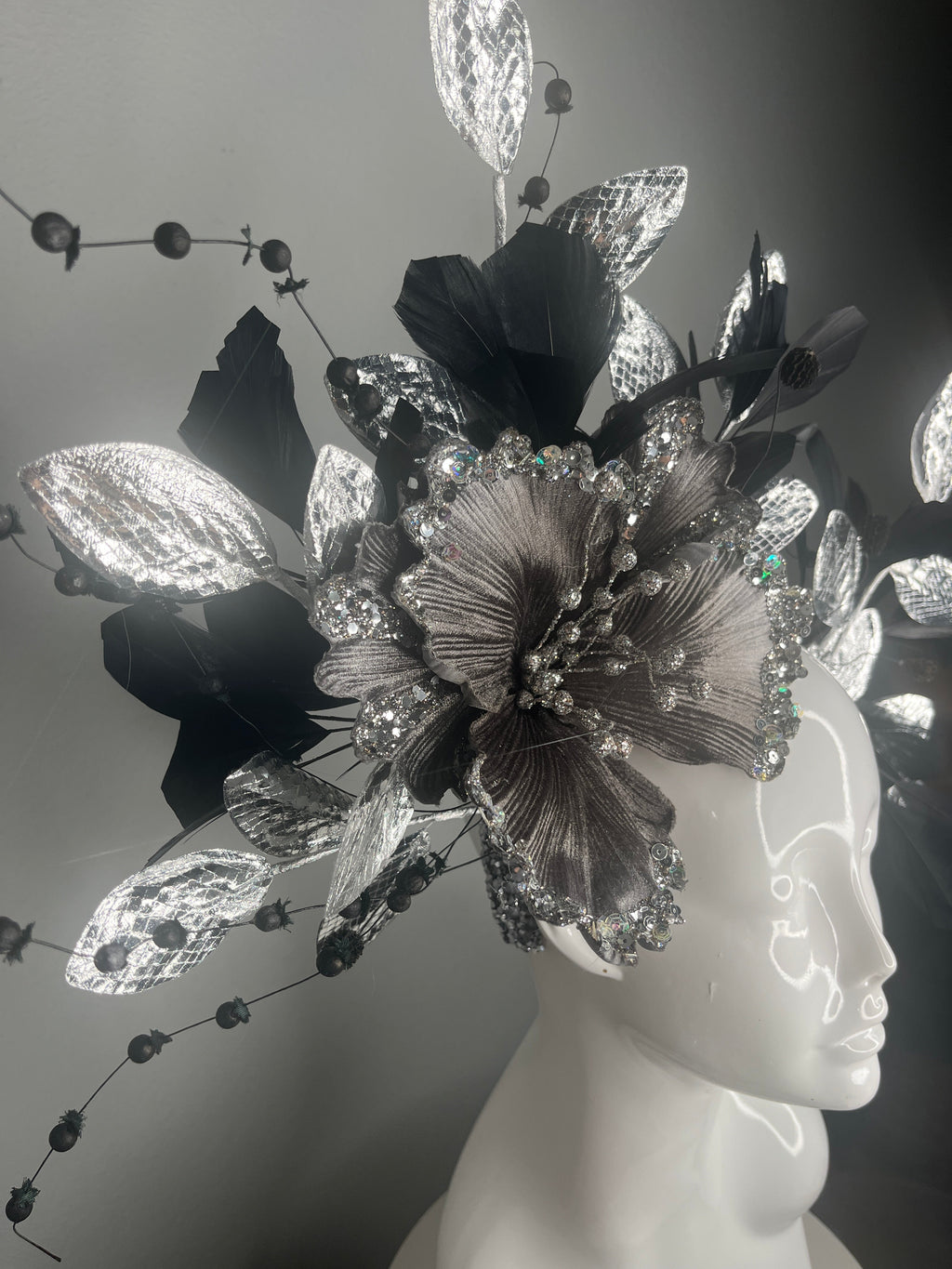 Schwarz und Silber Verschönertes Blumenkopfstück mit Kristallperlen und Metallic Leaf Akzente