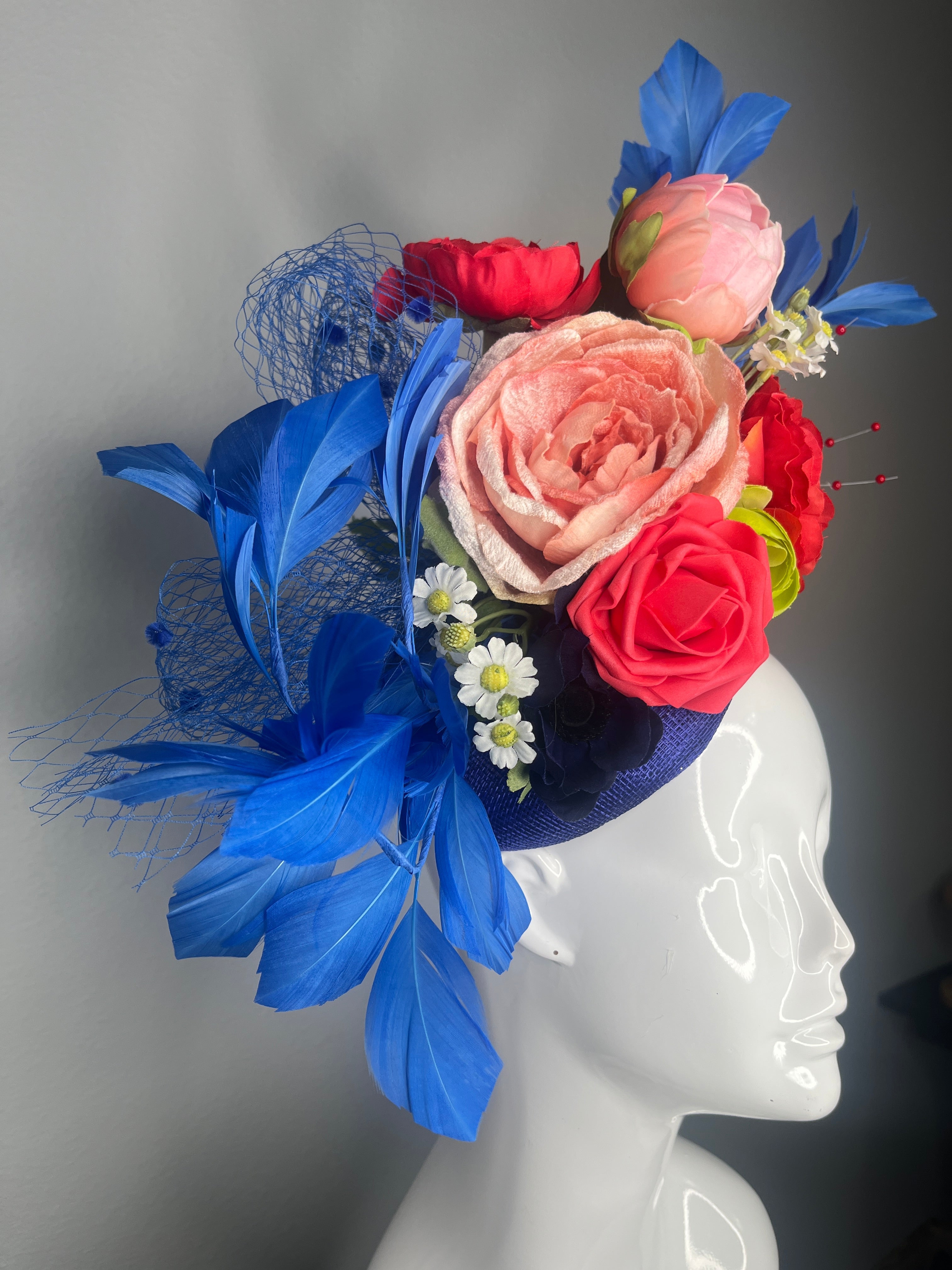 Königsblau Derby Fascinator mit Coral, Peach & Rot Blumen Arrangement – Kentucky Derby-Hut, Statement-Kopfschmuck für den Renntag