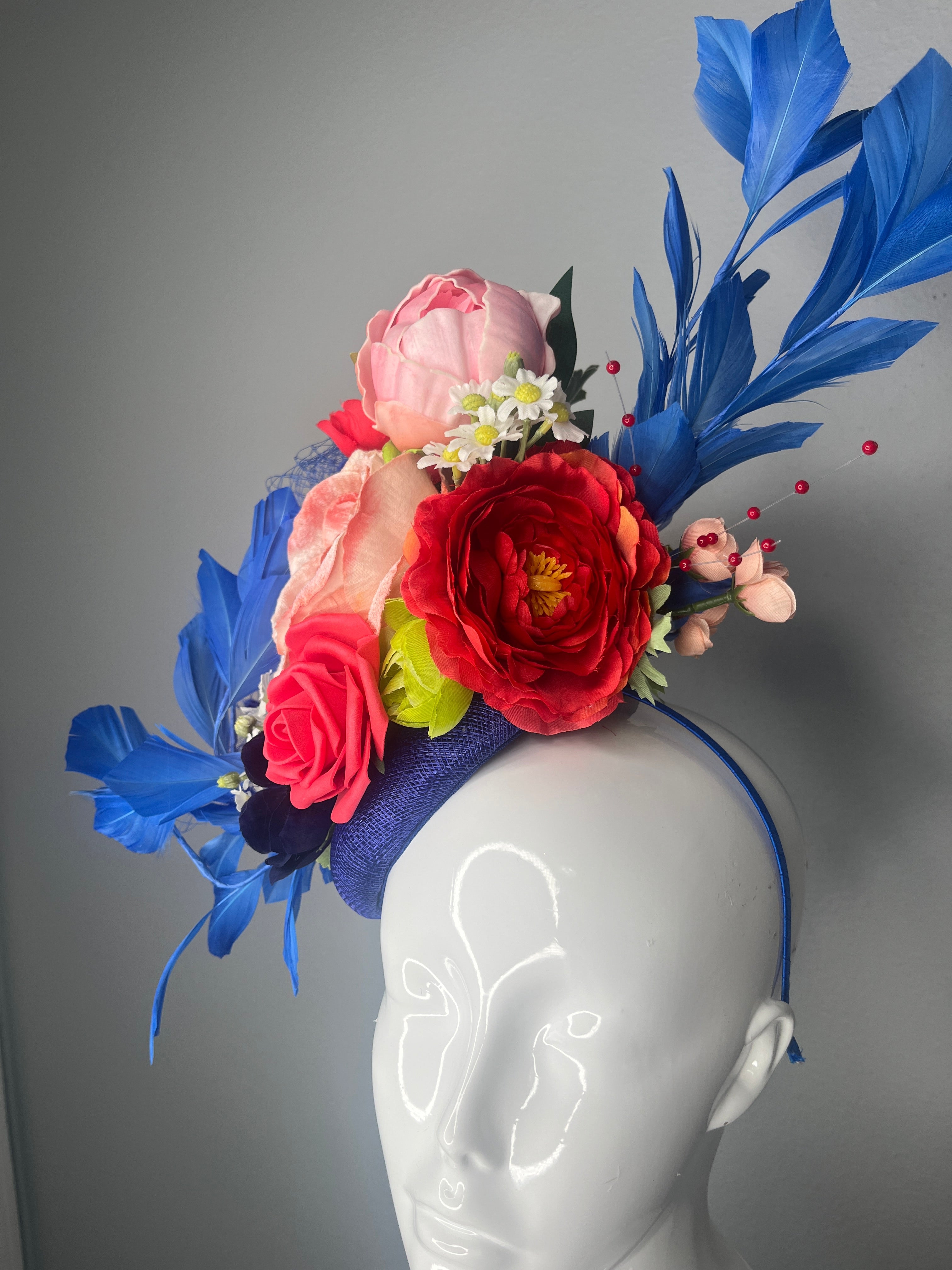 Königsblau Derby Fascinator mit Coral, Peach & Rot Blumen Arrangement – Kentucky Derby-Hut, Statement-Kopfschmuck für den Renntag