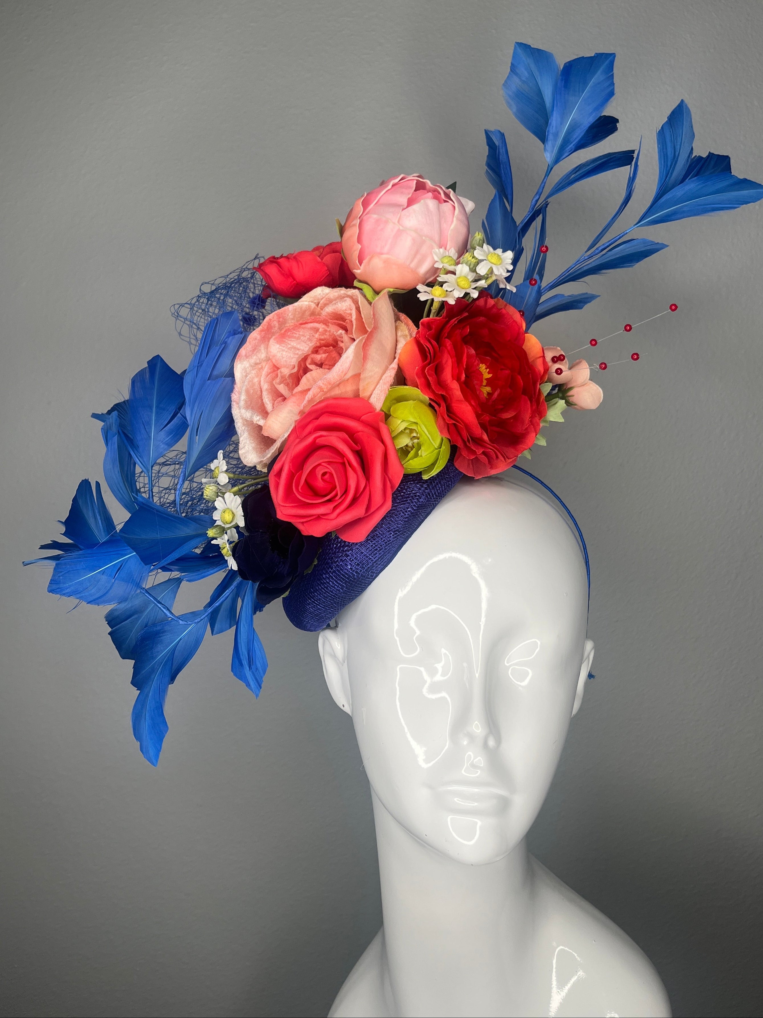 Königsblau Derby Fascinator mit Coral, Peach & Rot Blumen Arrangement – Kentucky Derby-Hut, Statement-Kopfschmuck für den Renntag