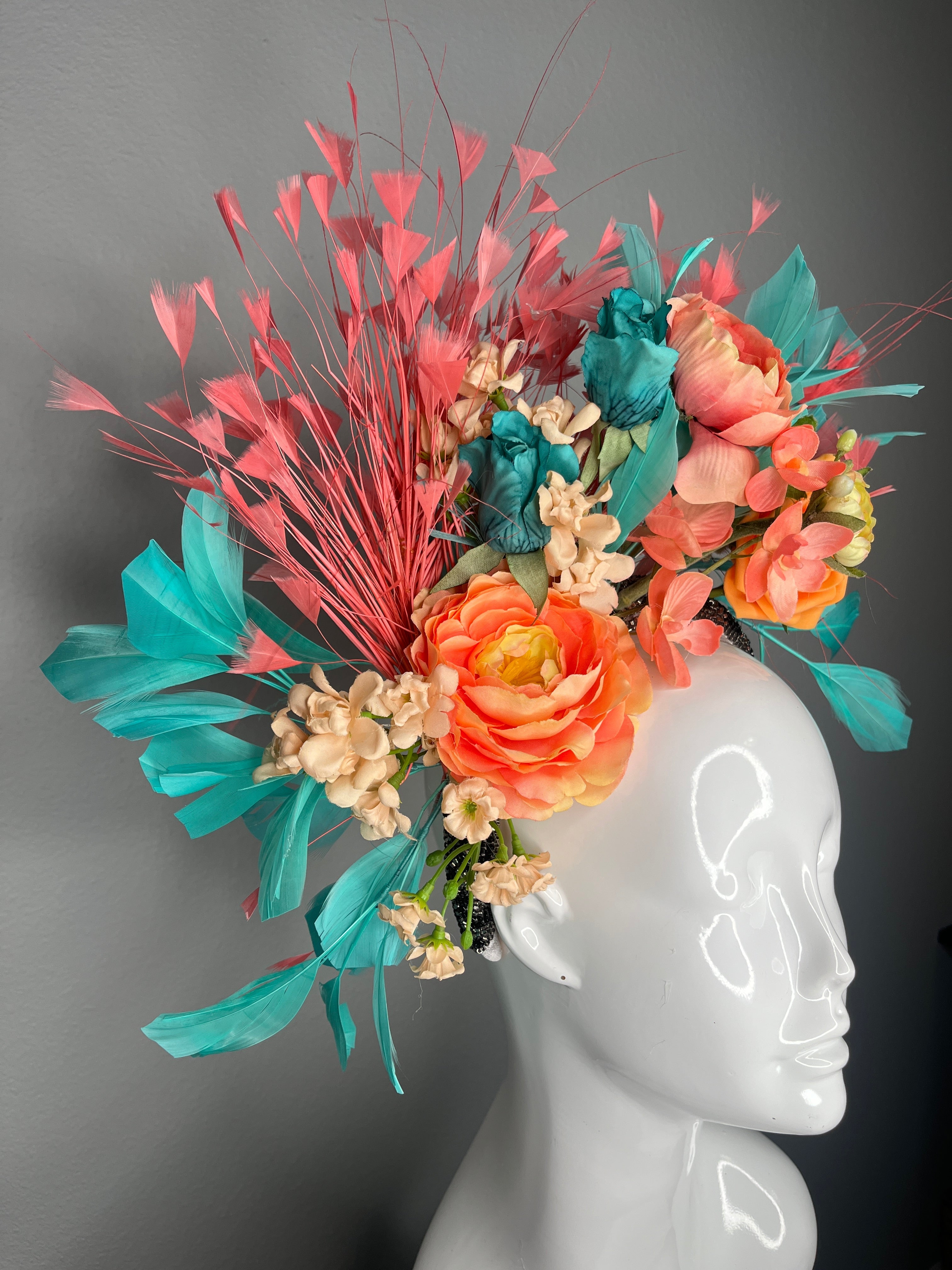 Coral & Blaugrün Kentucky Derby Fascinator – Blumen Derby Kopfschmuck mit Federn, Statement Race Day Hat