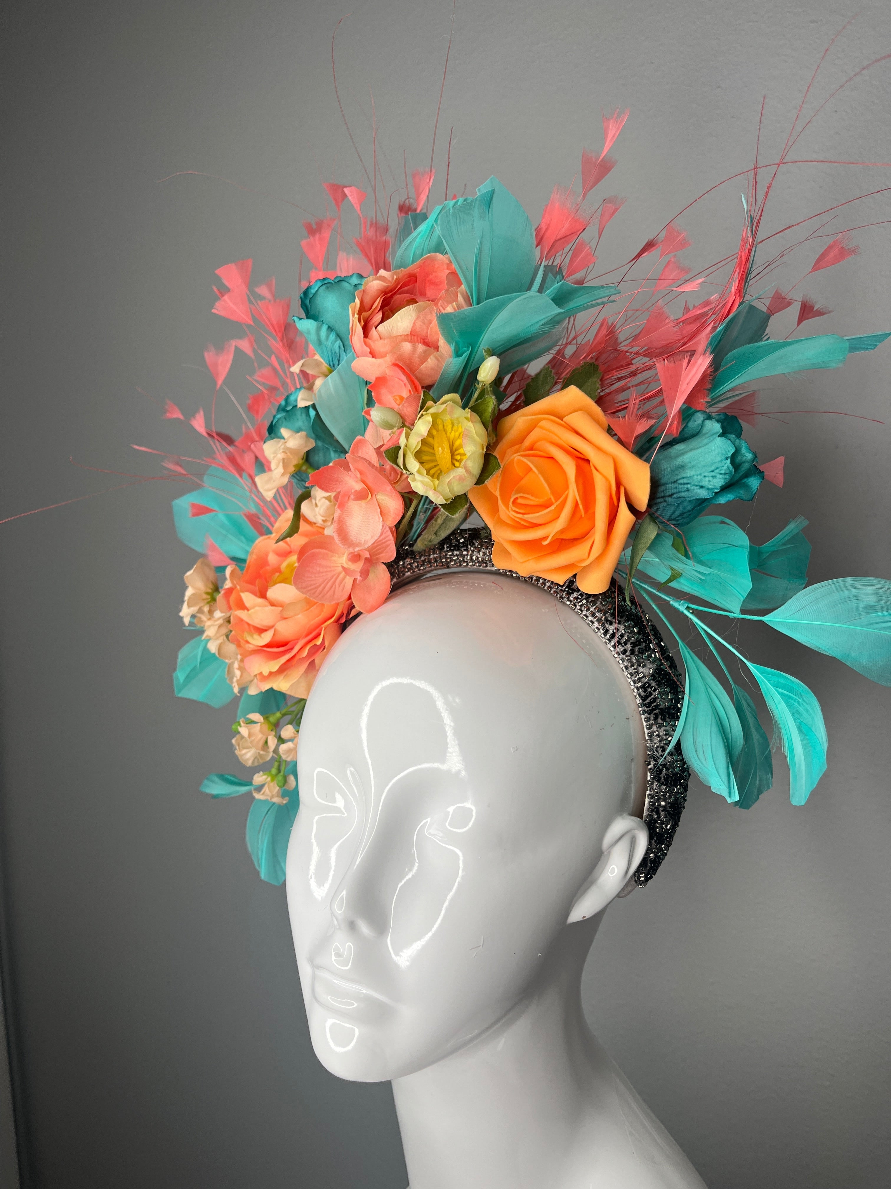 Coral & Blaugrün Kentucky Derby Fascinator – Blumen Derby Kopfschmuck mit Federn, Statement Race Day Hat
