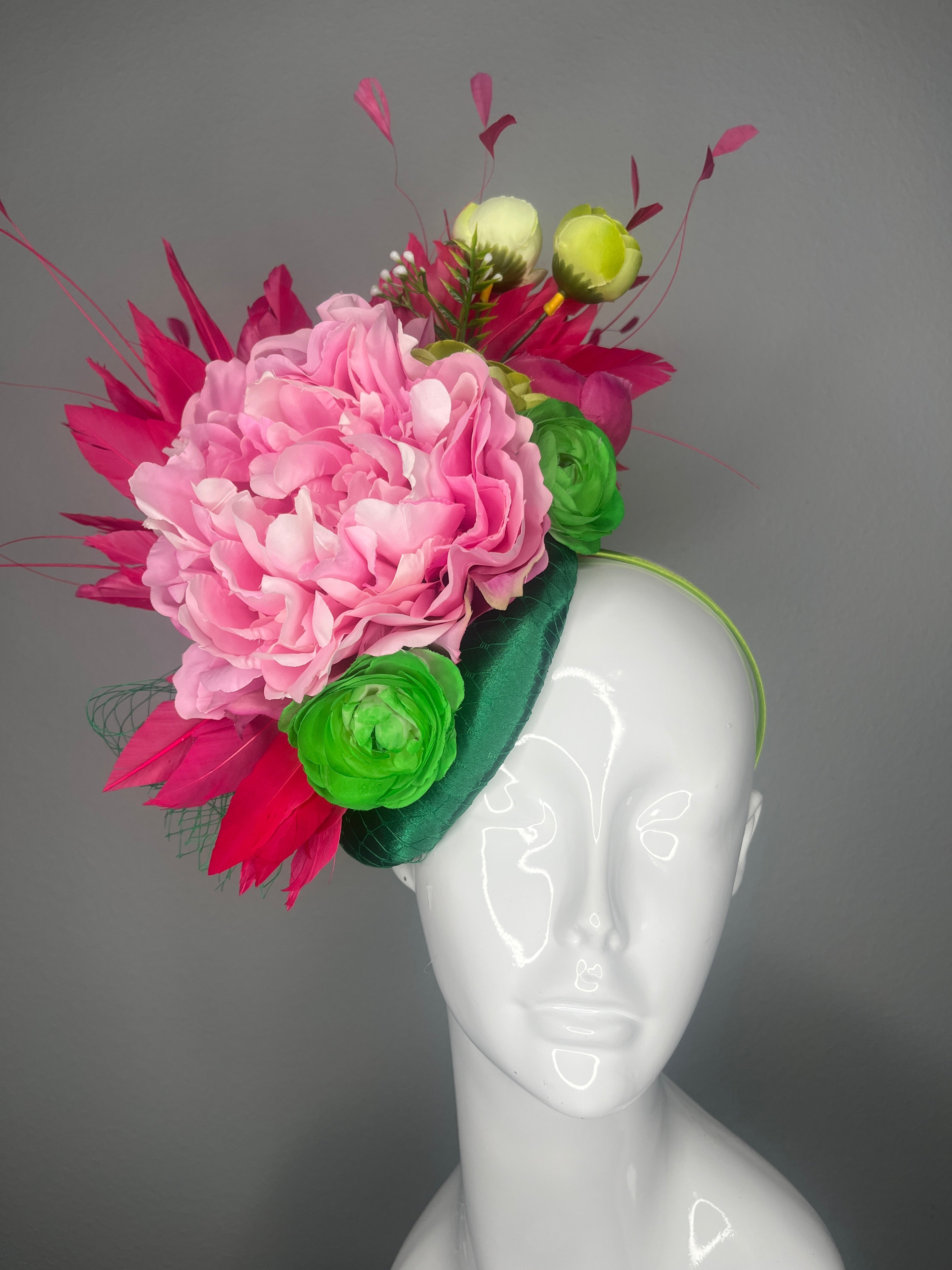 Rosa Blumen Kentucky Derby Fascinator – Grün Base Statement-Kopfschmuck für Derby, Oaks & Race Day