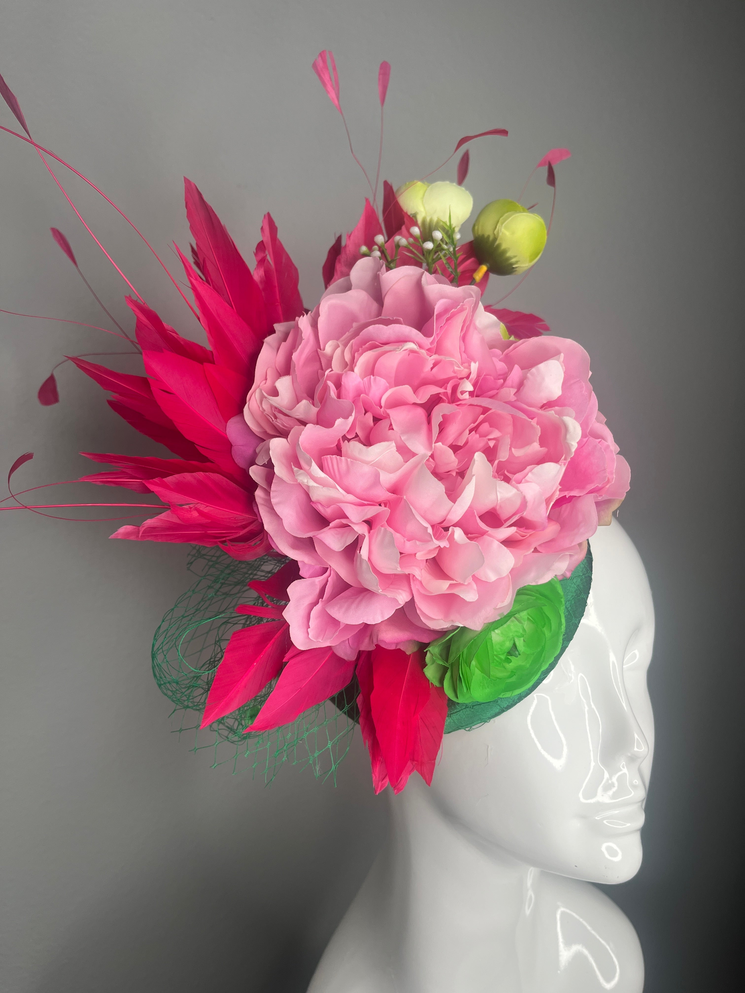 Rosa Blumen Kentucky Derby Fascinator – Grün Base Statement-Kopfschmuck für Derby, Oaks & Race Day