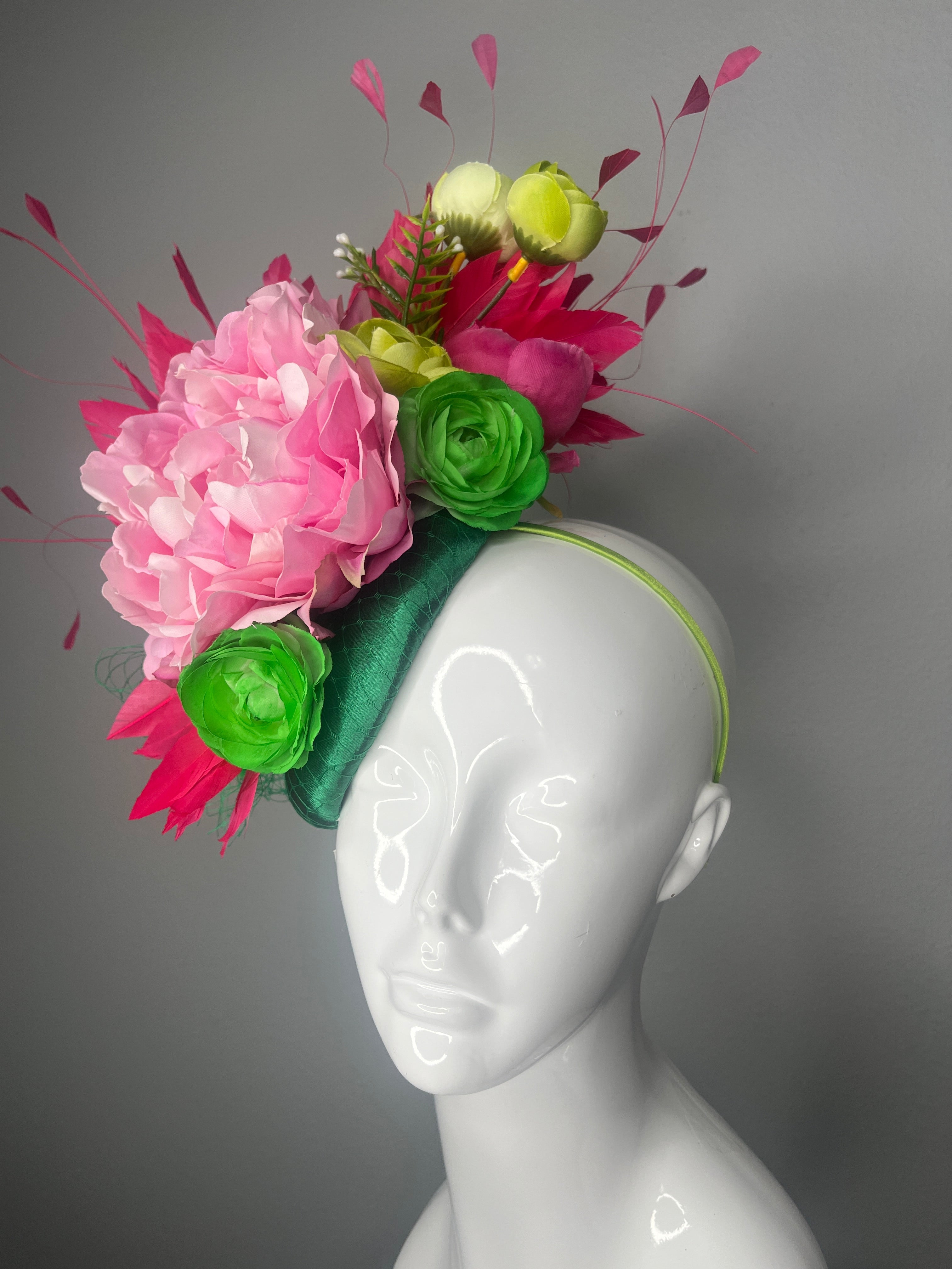 Rosa Blumen Kentucky Derby Fascinator – Grün Base Statement-Kopfschmuck für Derby, Oaks & Race Day