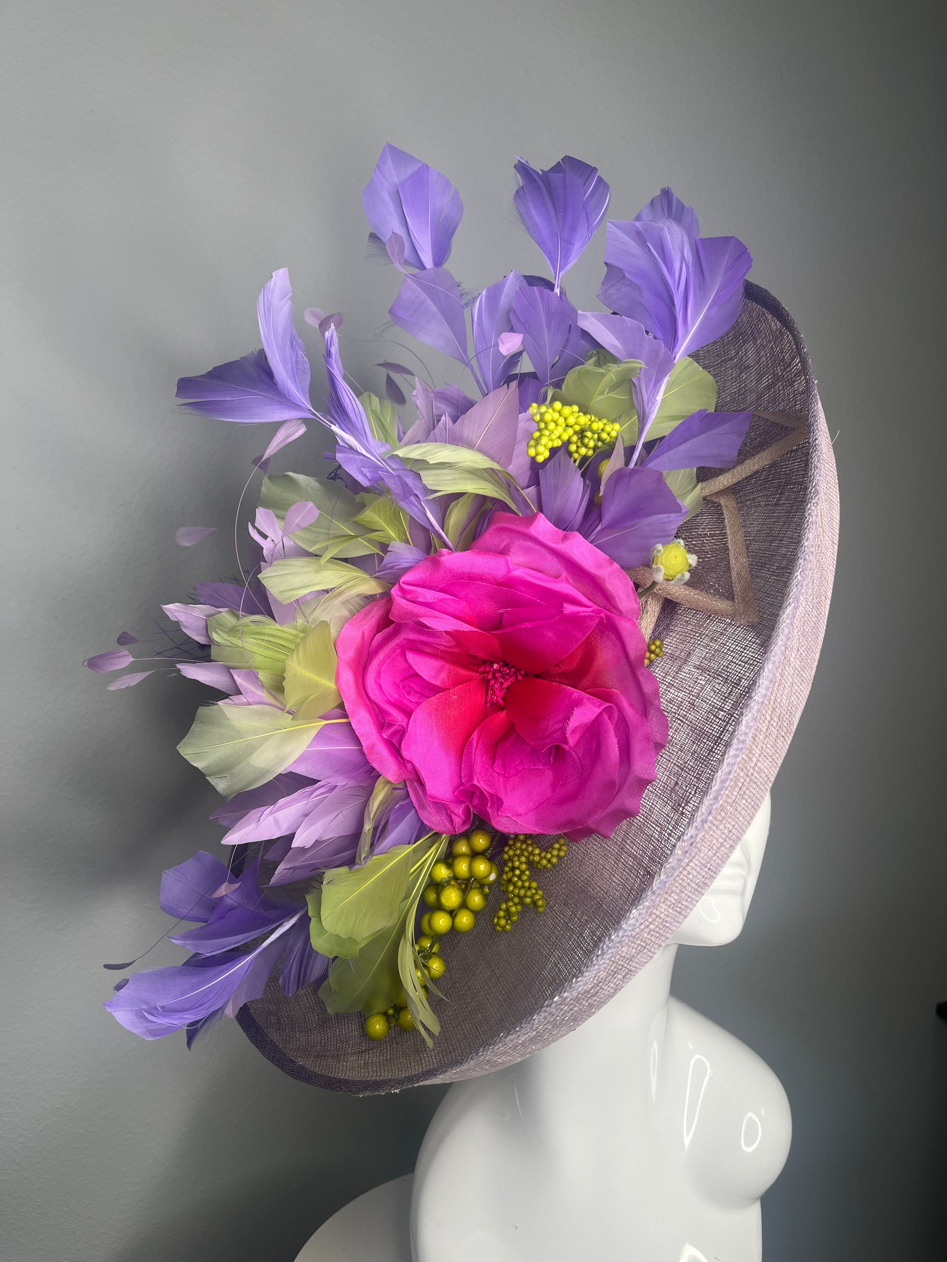 Lavendel Purple Kentucky Derby Fascinator-Hut - Gemeißeltes Sinamay-Kopfstück mit rosafarbenen Blumen & Federn für den Renntag