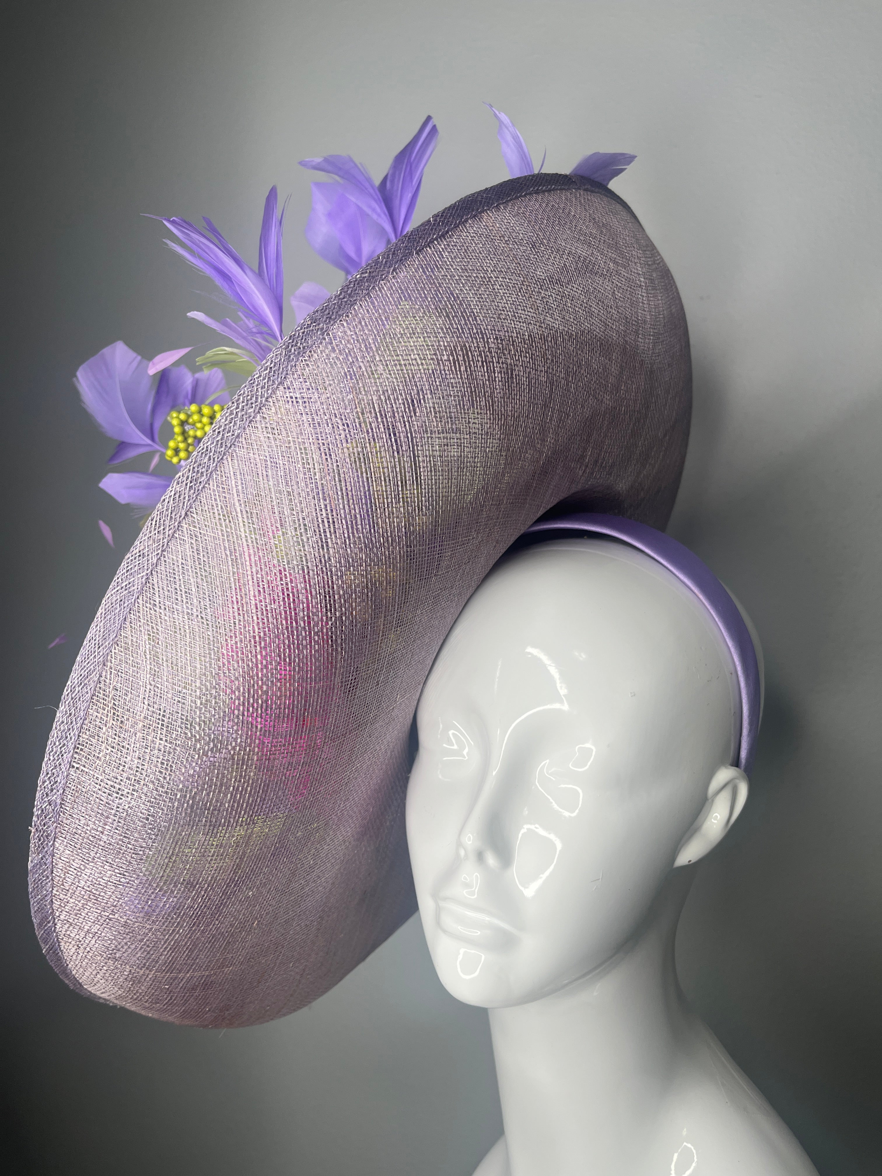 Lavendel Purple Kentucky Derby Fascinator-Hut - Gemeißeltes Sinamay-Kopfstück mit rosafarbenen Blumen & Federn für den Renntag
