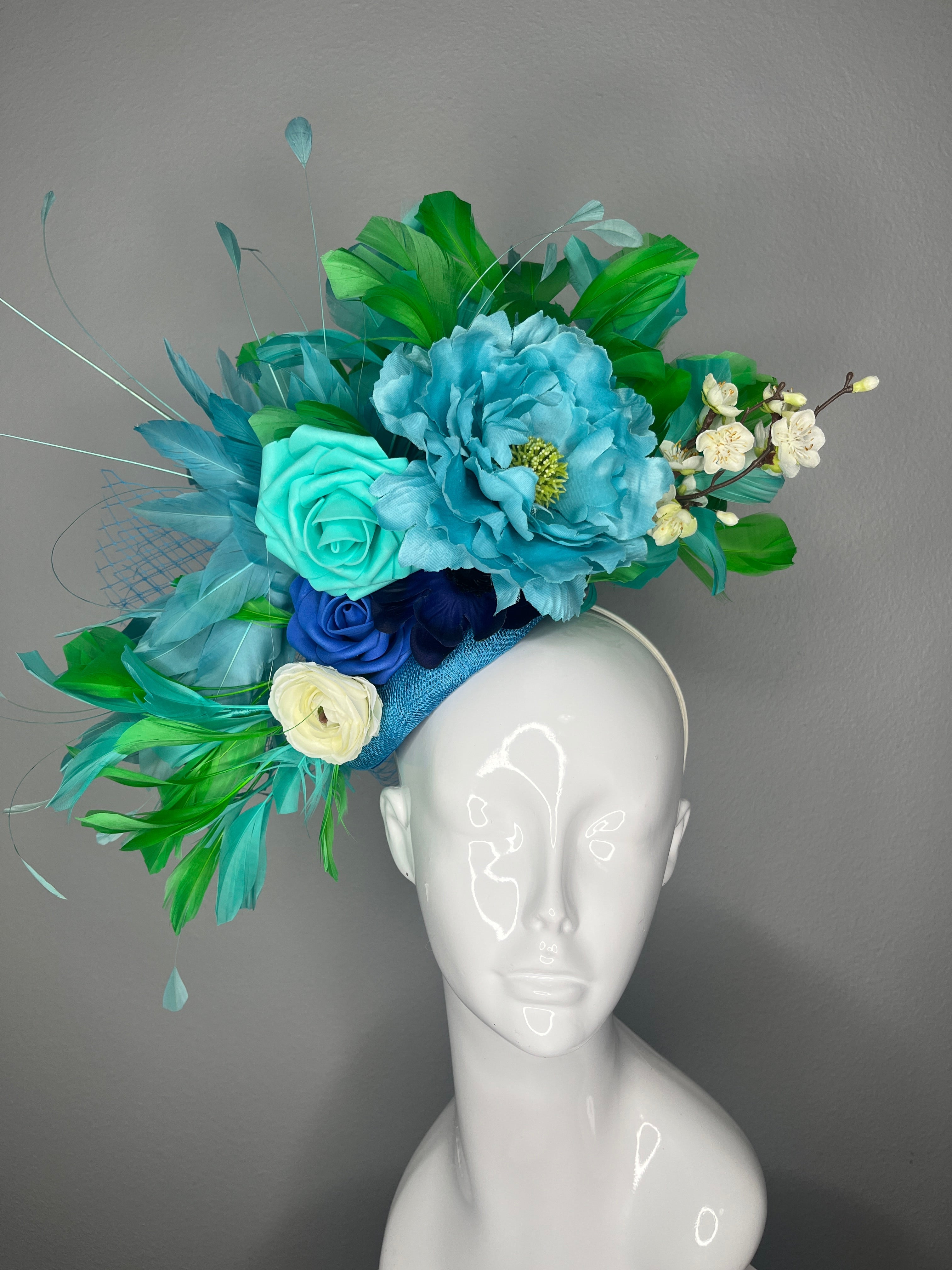 Sonderanfertigung - Türkis und Blaugrün Kentucky Derby Fascinator - Blauer Blumenbox-Hut mit grünen Federn und Blütenakzent
