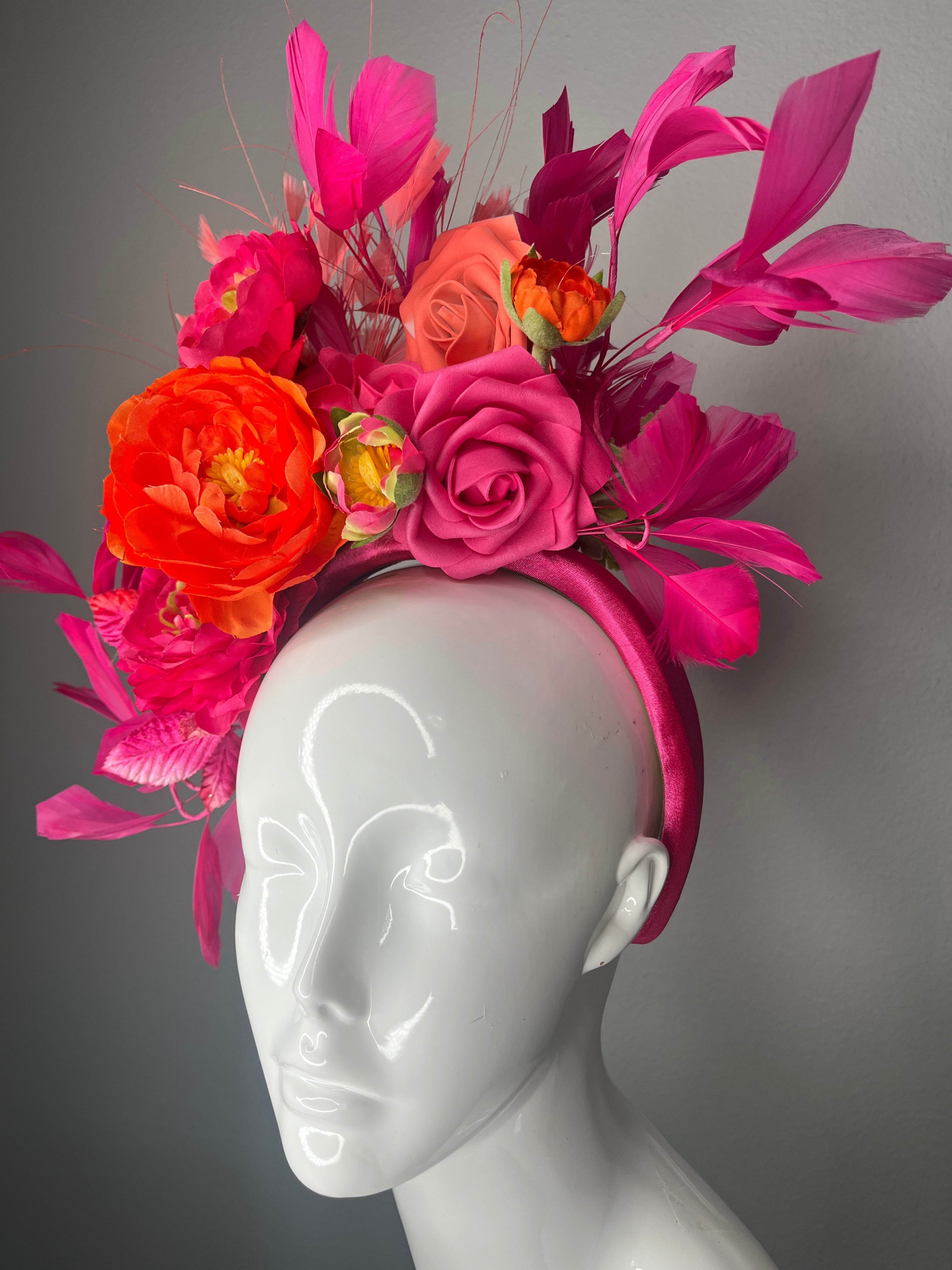Leuchtrosa und Orange Kentucky Derby Fascinator – Bold Blumen Haarband mit Fuchsia Federn