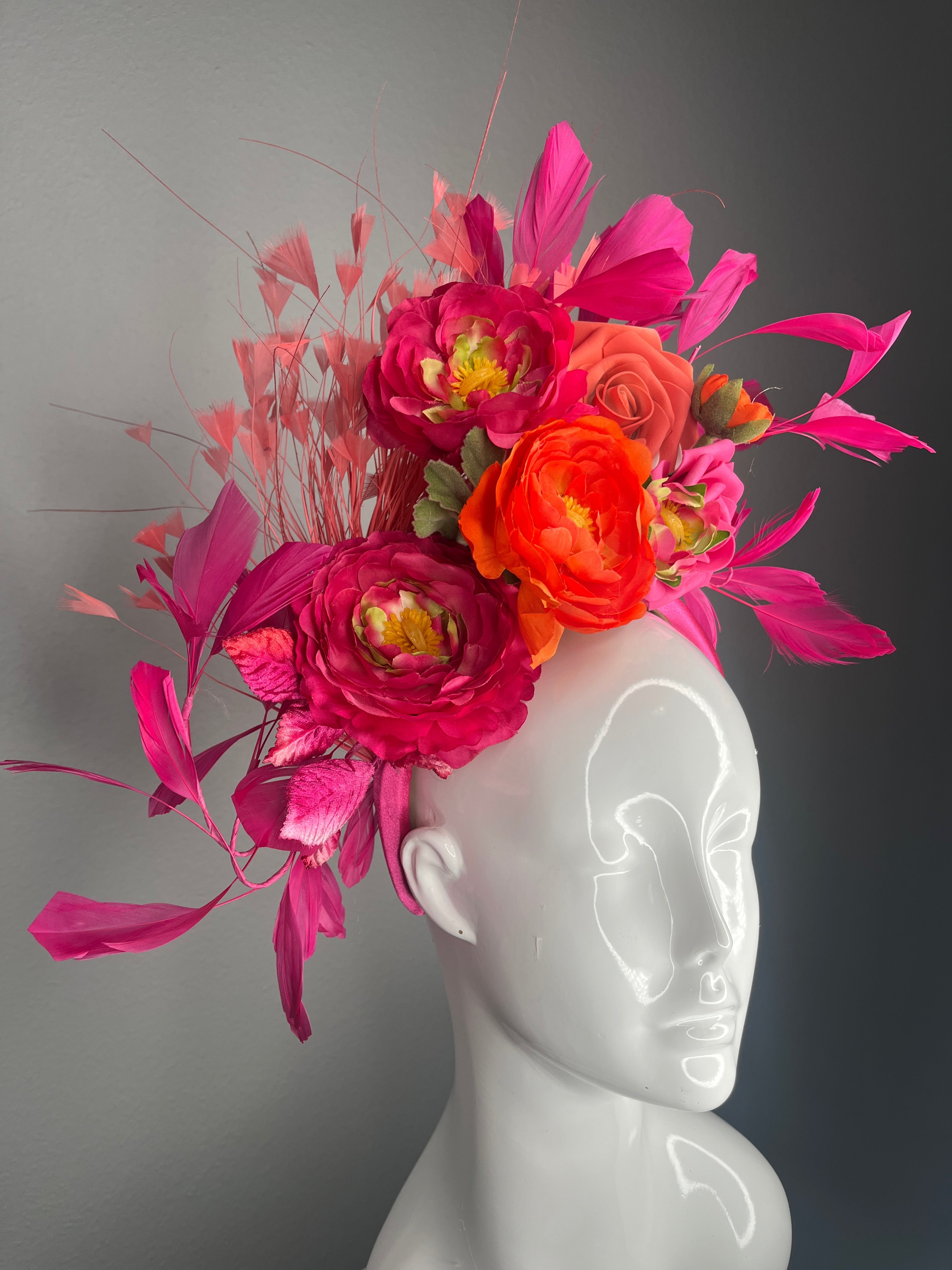 Leuchtrosa und Orange Kentucky Derby Fascinator – Bold Blumen Haarband mit Fuchsia Federn