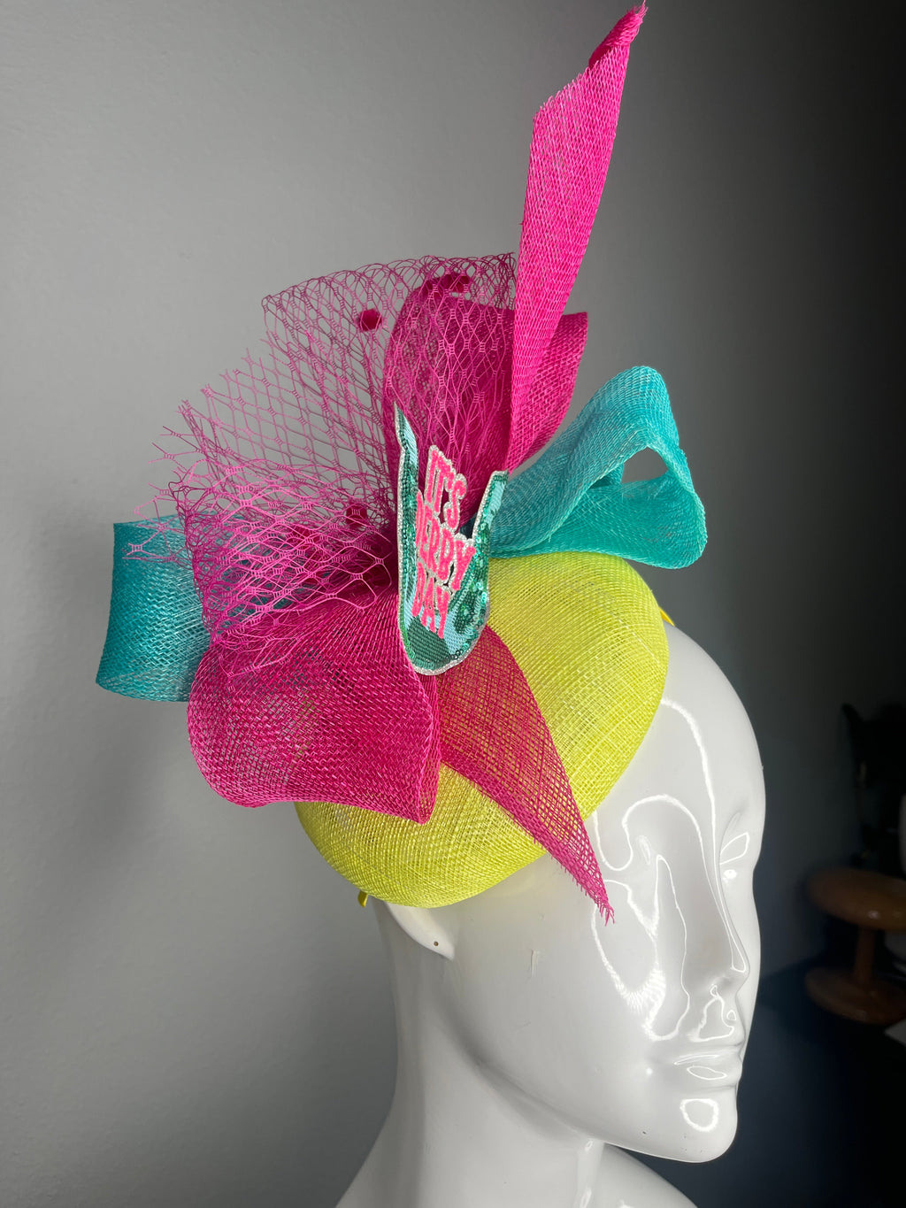 Bunte Kentucky Derby Fascinator 'It's Derby Day' Horseshoe Hut mit Rosa, Blaugrün und Yellow Sinamay