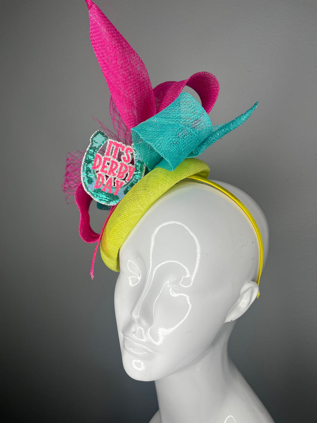 Bunte Kentucky Derby Fascinator 'It's Derby Day' Horseshoe Hut mit Rosa, Blaugrün und Yellow Sinamay