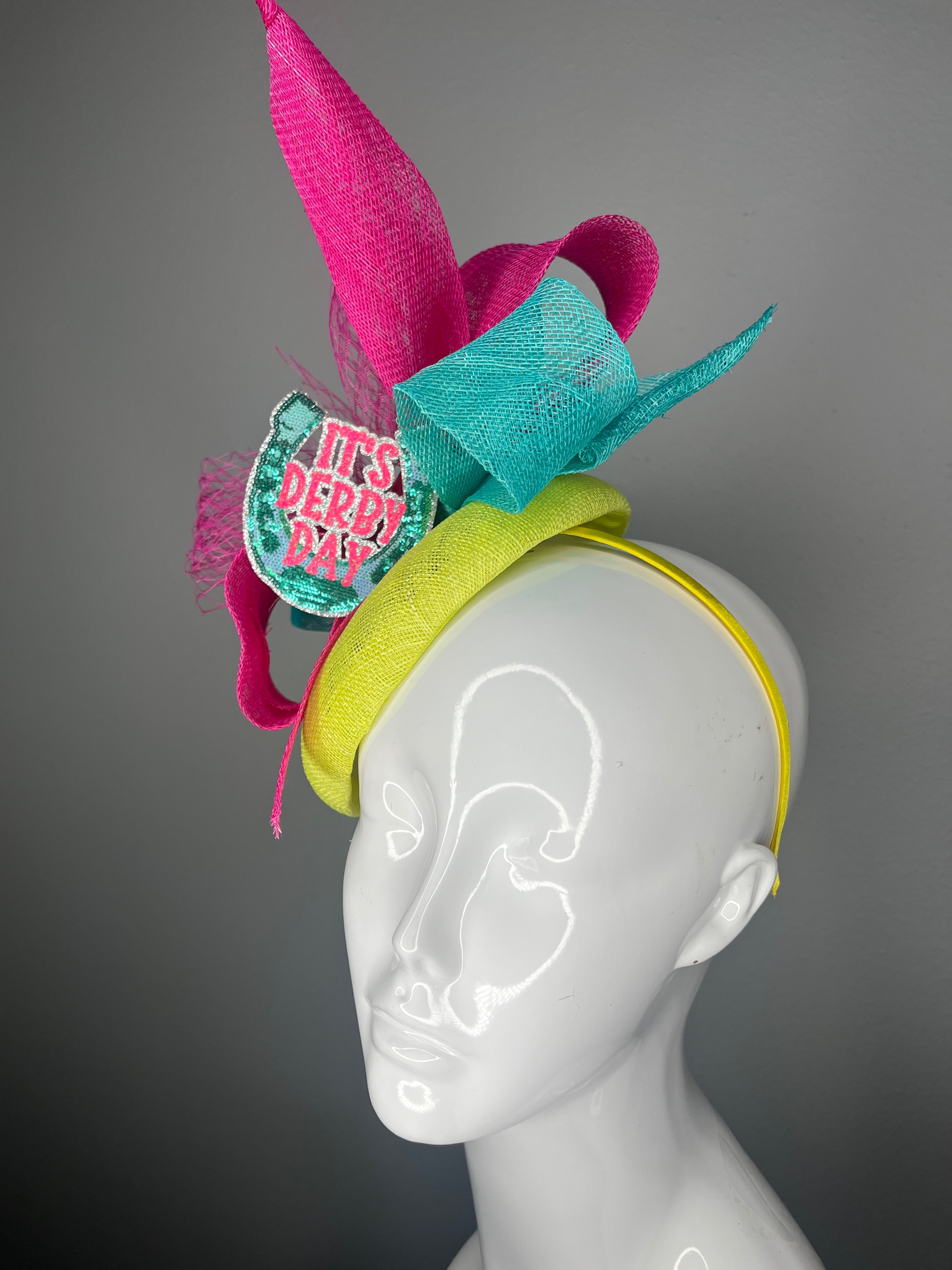 Bunte Kentucky Derby Fascinator 'It's Derby Day' Horseshoe Hut mit Rosa, Blaugrün und Yellow Sinamay