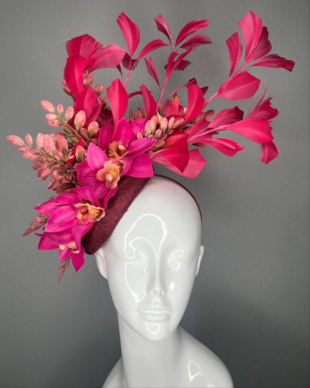 Leuchtrosa Orchid Kentucky Derby Fascinator – Burgund-Basis mit skulpturalem Federspray