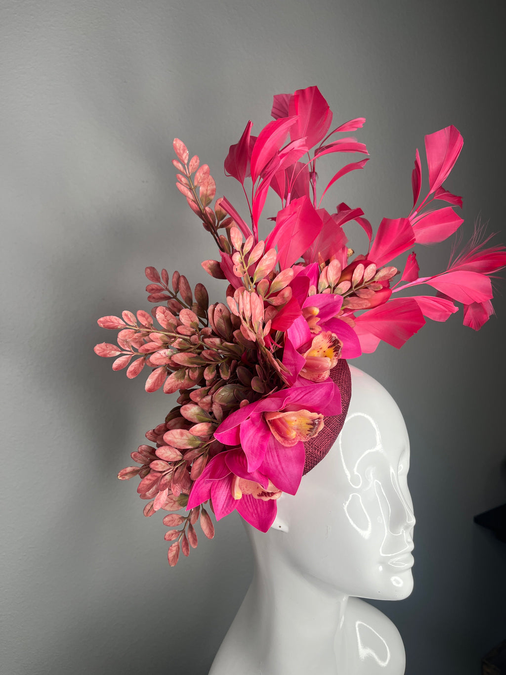 Leuchtrosa Orchid Kentucky Derby Fascinator – Burgund-Basis mit skulpturalem Federspray